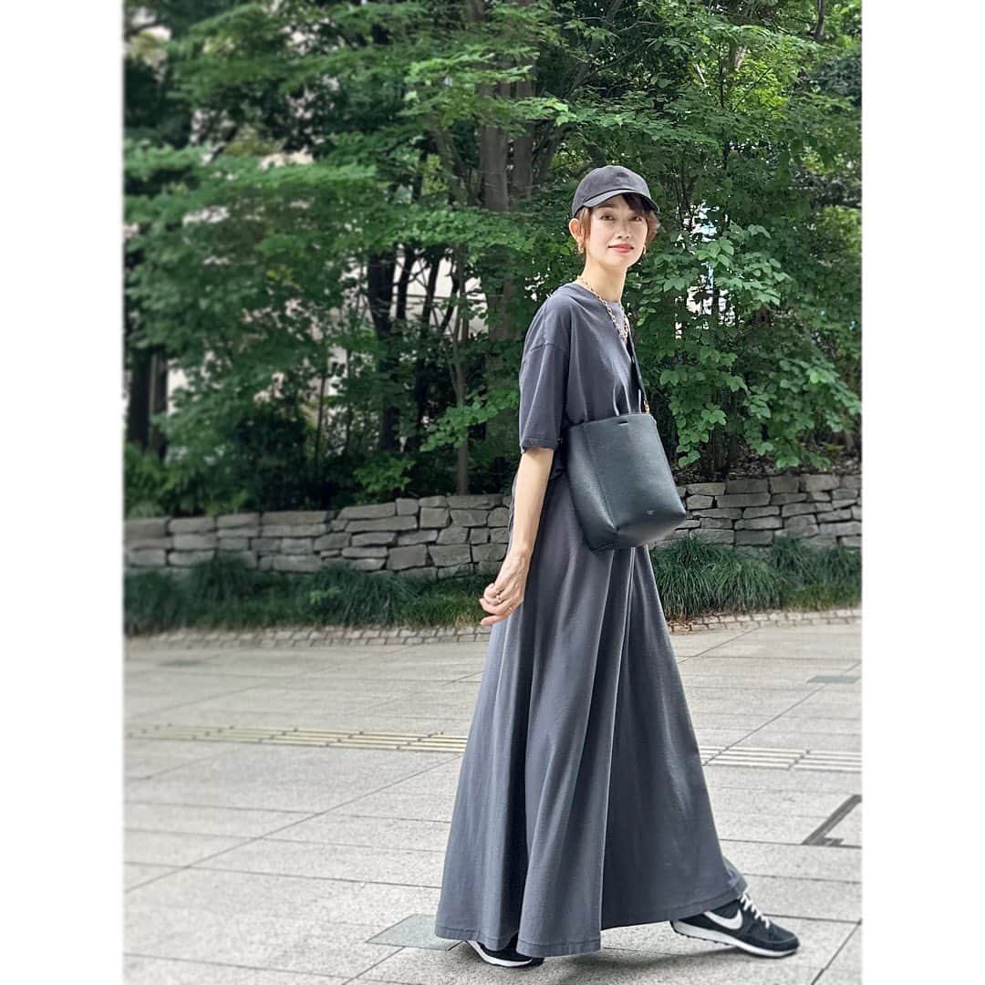 のインスタグラム：「* * 暑くて 何を着たら良いものか…💦 * あれこれ考えずに 着るだけで こなれ感が出る Tシャツ・スエットスカートは @greychord__official のもの * #greychord #celine  #nike  #アメブロ更新しました」
