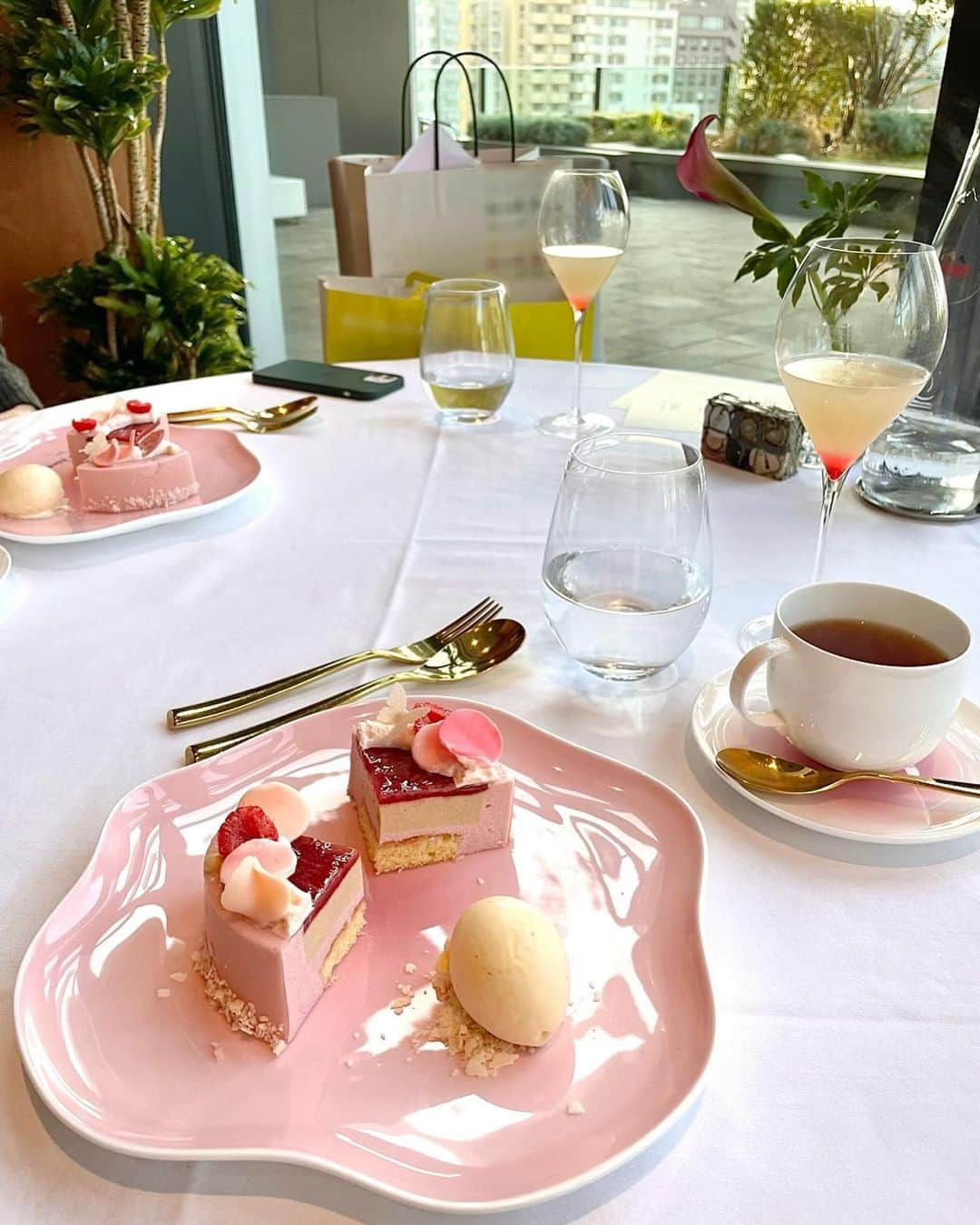 田原萌々さんのインスタグラム写真 - (田原萌々Instagram)「お皿もケーキもほんっと可愛い！🥺❤︎  友人の誕生日をお祝いした時の📷  #今年 #25歳 になる #きゃー #早い！ #昔から #ピンク が #大好き #食器 #ティータイム #アフタヌーンティー #テレビ朝日アナウンサー #田原萌々」7月12日 21時59分 - tahara_momo