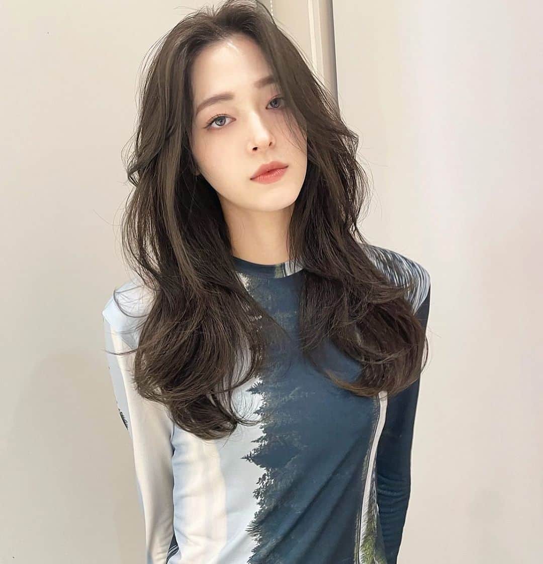 原涼香のインスタグラム：「大人気greige🩶赤味を柔らかく消して透明感up♡ ㅤㅤㅤㅤㅤㅤㅤㅤㅤㅤㅤㅤㅤ ダークトーンでも重くならないのがpoint🤍 カラーのみで明るめを続けると 透明感がよりでます✨ 一回で明るめ希望の方はWケアカラーがオススメです✔︎🤍 ㅤㅤㅤㅤㅤㅤㅤㅤㅤㅤㅤㅤㅤ 🎀韓国HAIR STYLE menu... ㅤㅤㅤㅤㅤㅤㅤㅤㅤㅤㅤㅤㅤ ☑︎カット ワンカールだけでも可愛いこだわりレイヤーカット🖤  ☑︎プレミアムケアカラー(or Wケアカラー) 透明感バツグンのグレージュカラー🩶 ㅤㅤㅤㅤㅤㅤㅤㅤㅤㅤㅤㅤㅤ ☑︎バイカルテトリートメント 韓国人みたいなツヤ髪はバイカルテトリートメントで叶います🖤  ㅤㅤㅤㅤㅤㅤㅤㅤㅤㅤㅤㅤㅤ ご予約はリンクから🫶🏻🔗 ㅤㅤㅤㅤㅤㅤㅤㅤㅤㅤㅤㅤㅤㅤㅤㅤㅤㅤㅤㅤㅤㅤㅤㅤㅤㅤ ㅤㅤㅤㅤㅤㅤㅤㅤㅤㅤㅤㅤㅤ  #SHIMA#韓国ヘア#韓国スタイル#レイヤーカット#ワンホンヘア#ワンホン#ダークトーン#網紅#初カラー#暗髪#ベージュカラー#ラベンダーカラー#グレージュ#オリーブカラー#透明感カラー#銀座美容院#銀座美容室#美容師#시스루뱅#레이어드컷#koreanhair」