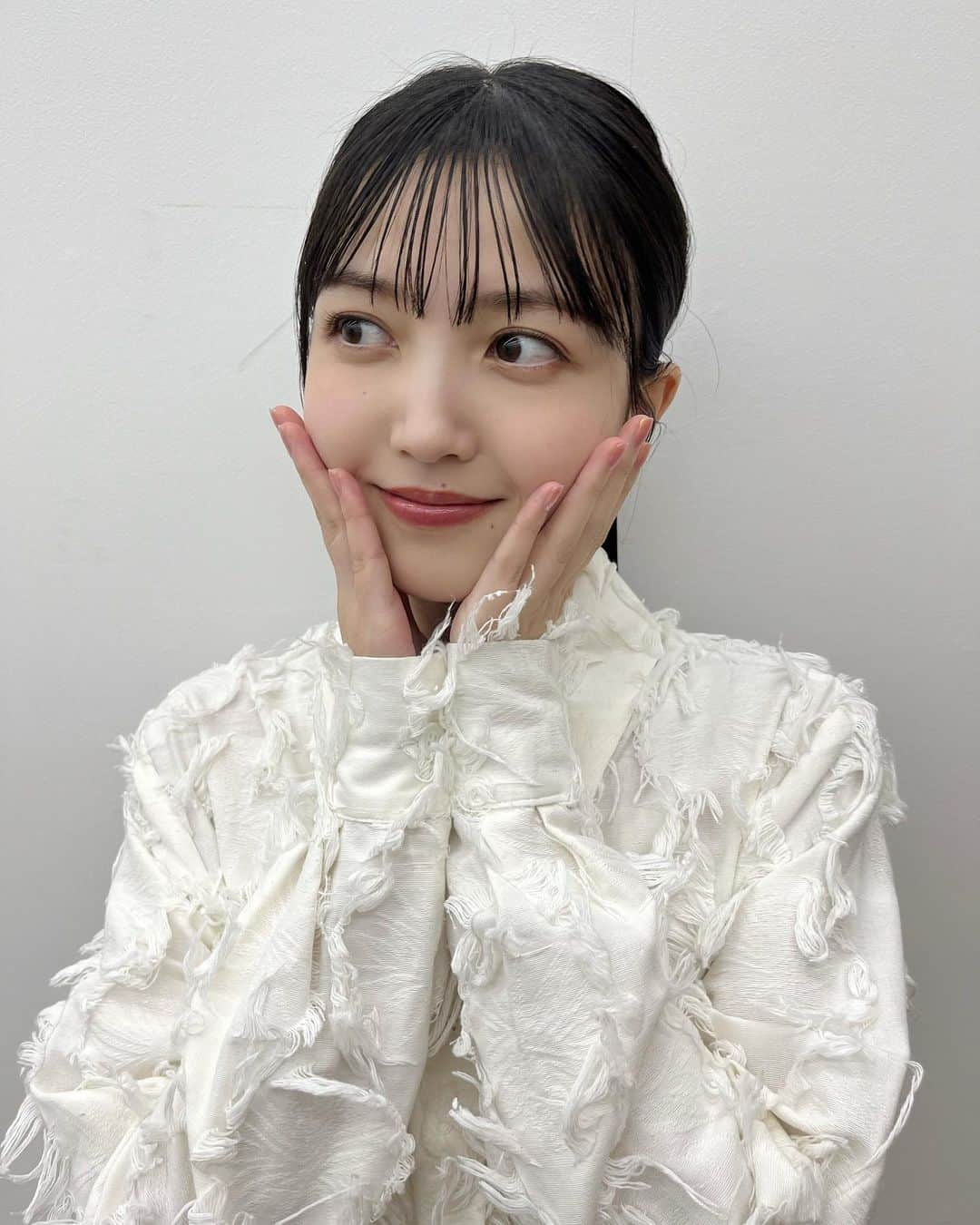 Seventeenさんのインスタグラム写真 - (SeventeenInstagram)「昨日は #久保史緒里1st写真集交差点 発売記念SHOWROOM配信もしました🤍  久保ちゃんもお気に入りのこの衣装は @ghospell さんのもの💕  『交差点』の感想は、ツイッターやインスタで #交差点感想文 をつけて投稿してください☺︎ たくさんのご感想お待ちしております！  #久保史緒里 #乃木坂46 #Seventeen #stモ #交差点」7月12日 22時02分 - seventeenjp_mag