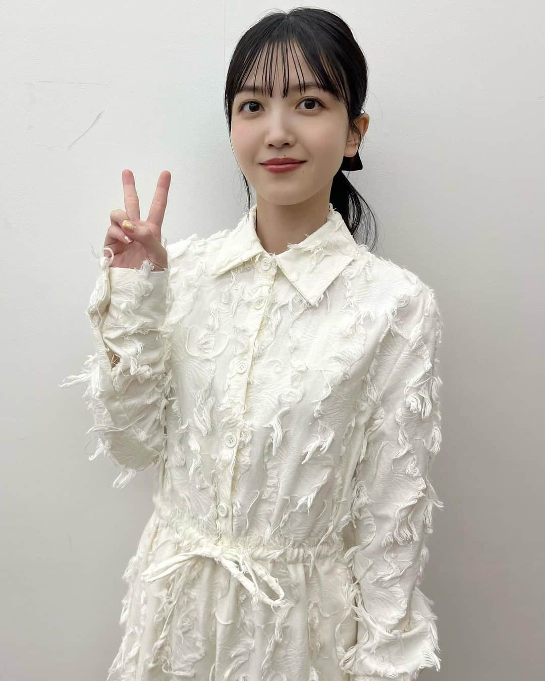 Seventeenさんのインスタグラム写真 - (SeventeenInstagram)「昨日は #久保史緒里1st写真集交差点 発売記念SHOWROOM配信もしました🤍  久保ちゃんもお気に入りのこの衣装は @ghospell さんのもの💕  『交差点』の感想は、ツイッターやインスタで #交差点感想文 をつけて投稿してください☺︎ たくさんのご感想お待ちしております！  #久保史緒里 #乃木坂46 #Seventeen #stモ #交差点」7月12日 22時02分 - seventeenjp_mag