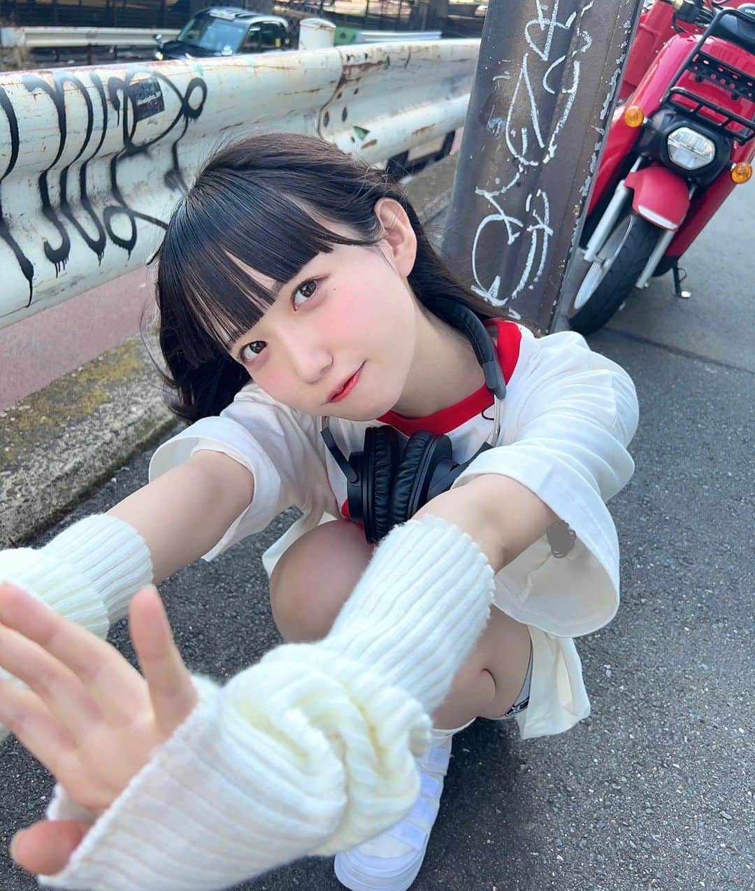 新居歩美さんのインスタグラム写真 - (新居歩美Instagram)「ピザーラおとぼけっ♪  #ピザーラ #ストリート系女子 #ヘッドホン #ヘッドホン女子 #アームカバー #アームウォーマー #nike #xgirl #黒髪ロング #アイドル前髪 #ぱっつん前髪」7月12日 22時02分 - ayuchi_nii