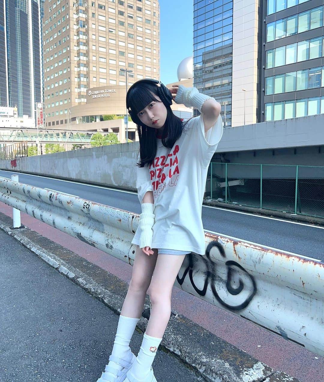 新居歩美さんのインスタグラム写真 - (新居歩美Instagram)「ピザーラおとぼけっ♪  #ピザーラ #ストリート系女子 #ヘッドホン #ヘッドホン女子 #アームカバー #アームウォーマー #nike #xgirl #黒髪ロング #アイドル前髪 #ぱっつん前髪」7月12日 22時02分 - ayuchi_nii