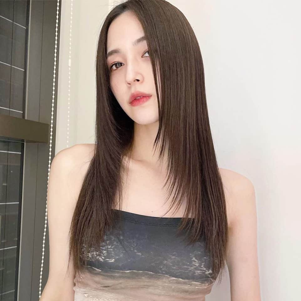 原涼香のインスタグラム：「梅雨や夏の湿気に負けない " HITAトリートメント "がいま大人気です🩶🩶 ㅤㅤㅤㅤㅤㅤㅤㅤㅤㅤㅤㅤㅤ うねる、広がる、朝のセットを楽にしたい方は " HITAストレート "がとてもオススメです✨ ㅤㅤㅤㅤㅤㅤㅤㅤㅤㅤㅤㅤㅤ 髪に潤い、もちもち髪になり巻きも取れにくくなります🫶🏻 是非体感してください❤️ ㅤㅤㅤㅤㅤㅤㅤㅤㅤㅤㅤ ㅤㅤㅤㅤㅤㅤㅤㅤㅤㅤㅤㅤㅤ  #SHIMA#韓国ヘア#韓国スタイル#レイヤーカット#ワンホンヘア#ワンホン#ダークトーン#網紅#初カラー#暗髪#ベージュカラー#ラベンダーカラー#グレージュ#オリーブカラー#透明感カラー#銀座美容院#銀座美容室#美容師#시스루뱅#레이어드컷#koreanhair  ㅤㅤㅤㅤㅤㅤㅤㅤㅤㅤㅤㅤㅤㅤㅤㅤㅤㅤㅤㅤㅤㅤㅤㅤ」