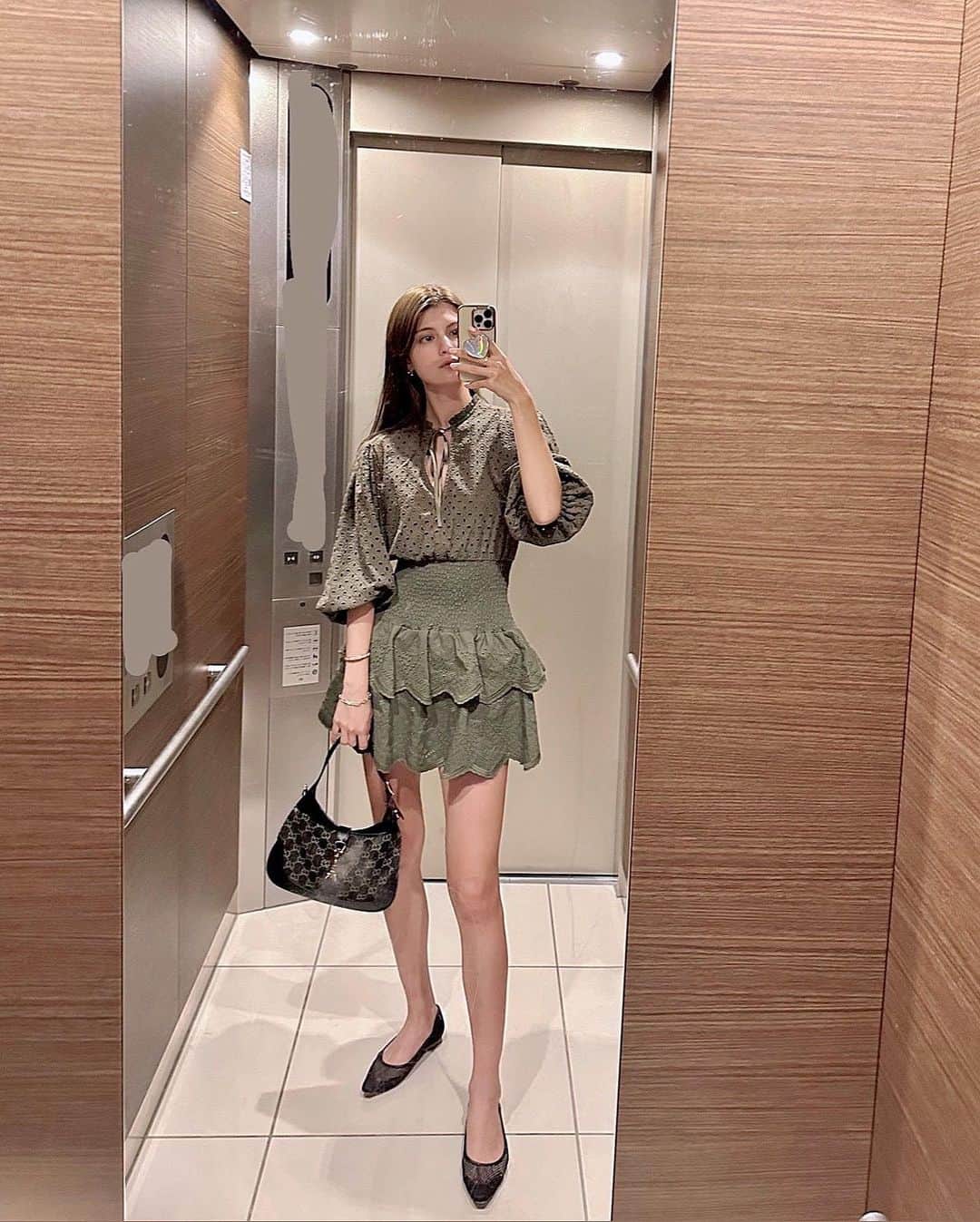 マギーのインスタグラム：「Catching up with friends in the newly opened steam sauna💗✌️  ワンピにフラットのバランスすき🫶」