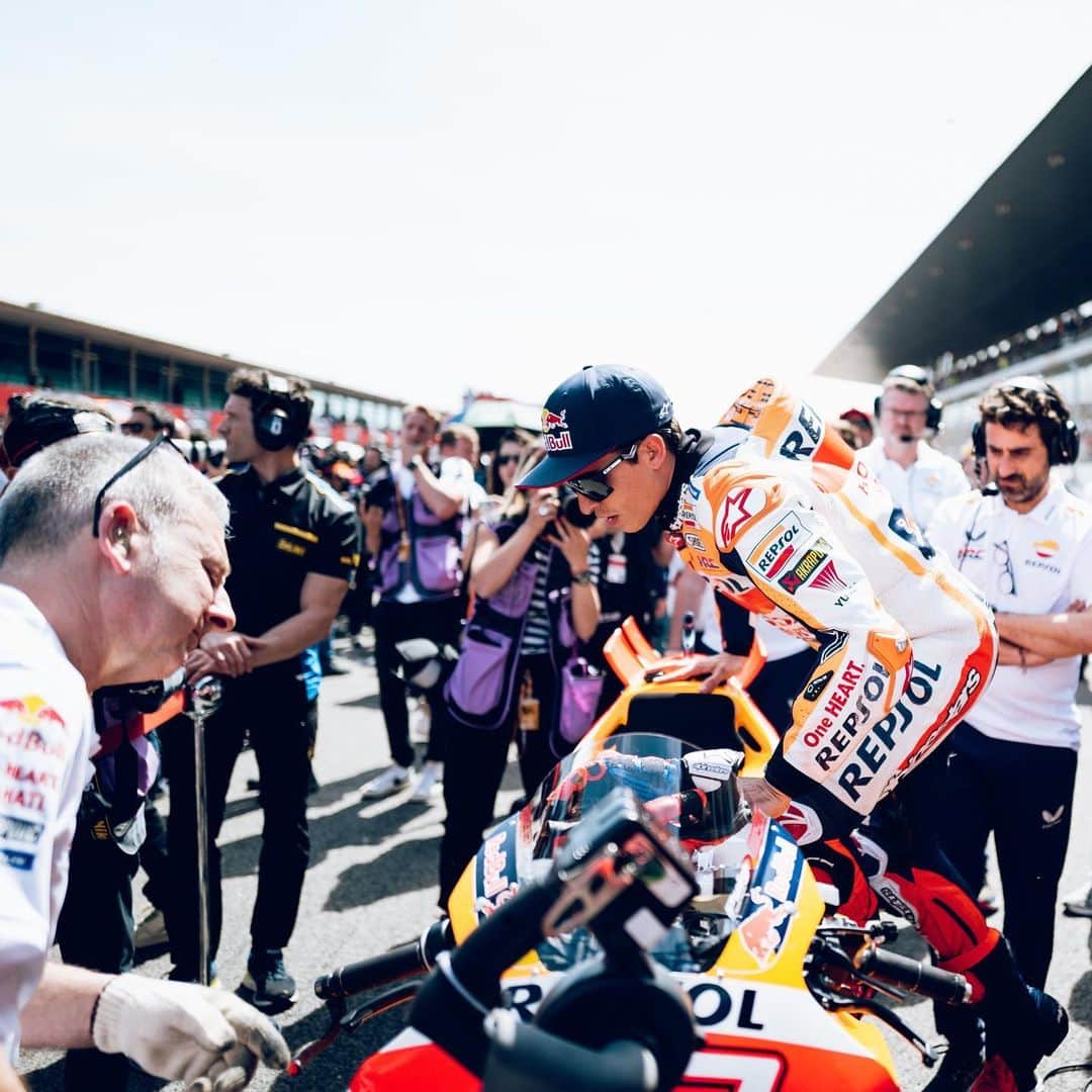 レプソル・ホンダのインスタグラム：「Mount up.  Tools at the ready.  @snapon_uk」