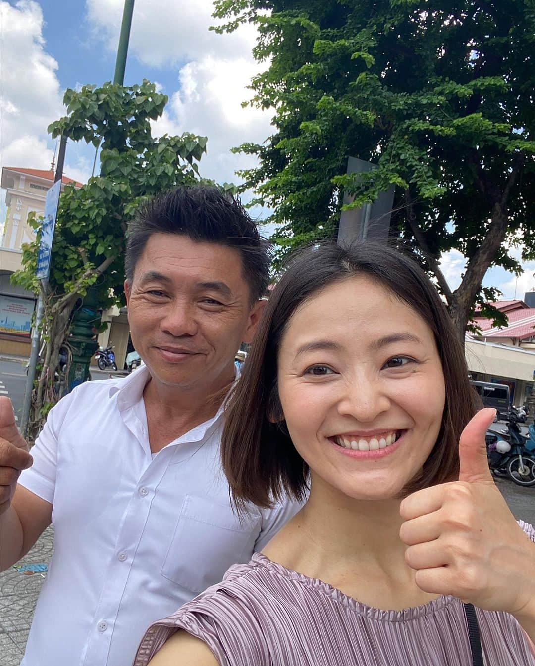 佃井皆美さんのインスタグラム写真 - (佃井皆美Instagram)「束の間のオフの時間 in ベトナム🇻🇳  ベンタイン市場へ 雑貨や珈琲紅茶、魚介類やカエル、豚の耳も売ってました😳 500店舗もぎゅ〜っとひしめき合っている市場です。  私は珈琲と念願のアオザイをゲットしました🥰  道で出会ったベトナム人のおじさんが ぼくもこれから市場行くから一緒に行こう！と。 市場の中もずーっと案内してくれました。 アオザイも試着して写真撮ってくれました😆  #ベトナム  #ベトナム観光  #japanvietnam50」7月12日 22時14分 - minamitsukui