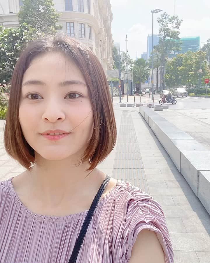 佃井皆美のインスタグラム：「束の間のオフの時間 in ベトナム🇻🇳  ベンタイン市場へ 雑貨や珈琲紅茶、魚介類やカエル、豚の耳も売ってました😳 500店舗もぎゅ〜っとひしめき合っている市場です。  私は珈琲と念願のアオザイをゲットしました🥰  道で出会ったベトナム人のおじさんが ぼくもこれから市場行くから一緒に行こう！と。 市場の中もずーっと案内してくれました。 アオザイも試着して写真撮ってくれました😆  #ベトナム  #ベトナム観光  #japanvietnam50」