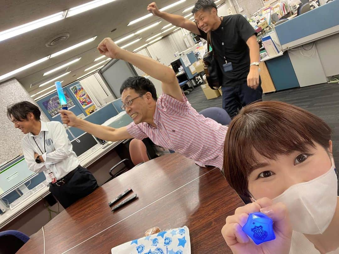 小松千絵のインスタグラム：「やったー！！！！ まさに死闘🔥🔥 2年連続鹿島に勝利✨✨ PK戦、本当にヒリヒリしました😭😭😭 選手の皆さん、本当にお疲れ様でした✨✨  #ヴァンフォーレ甲府 #vfk #天皇杯 #天皇杯_甲府鹿島 #山梨県 #山梨 #yamanashi #甲府 #アナウンサー #ラジオパーソナリティ #ラジオパーソナリティー #ラジオ #radio #radiko #山梨放送 #ybsラジオ #小松千絵 #山梨スピリッツ #山梨スポーツ」