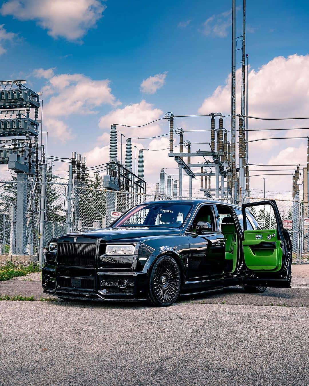 CarsWithoutLimitsのインスタグラム：「Urban Automotive RR Cullinan   🚗 @farazautosales  🔧 @toyzautoart  📸 @therealabd   #carswithoutlimits #rollsroyce #cullinan #rollsroycecullinan #urbanautomotive」