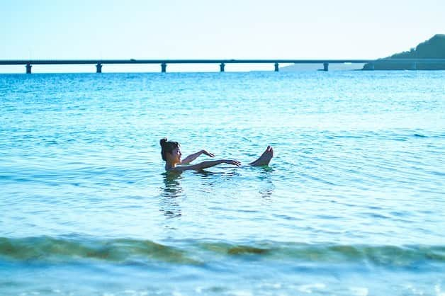 清水みさとのインスタグラム：「下関の角島で、 サウナ→海→サップ外気浴→夕暮れ散歩☀️🌊  そして飽きずに、夜、またサウナ。  コバルトブルーの海にゆらゆら揺られて、最高のひととき。下関の魅力に胸いっぱい。  🔍アソビュー！「動くなら下関」 わたしの体験したあれこれ ぜひ覗いてみてください☺️  📷 @keisuke_andoh」