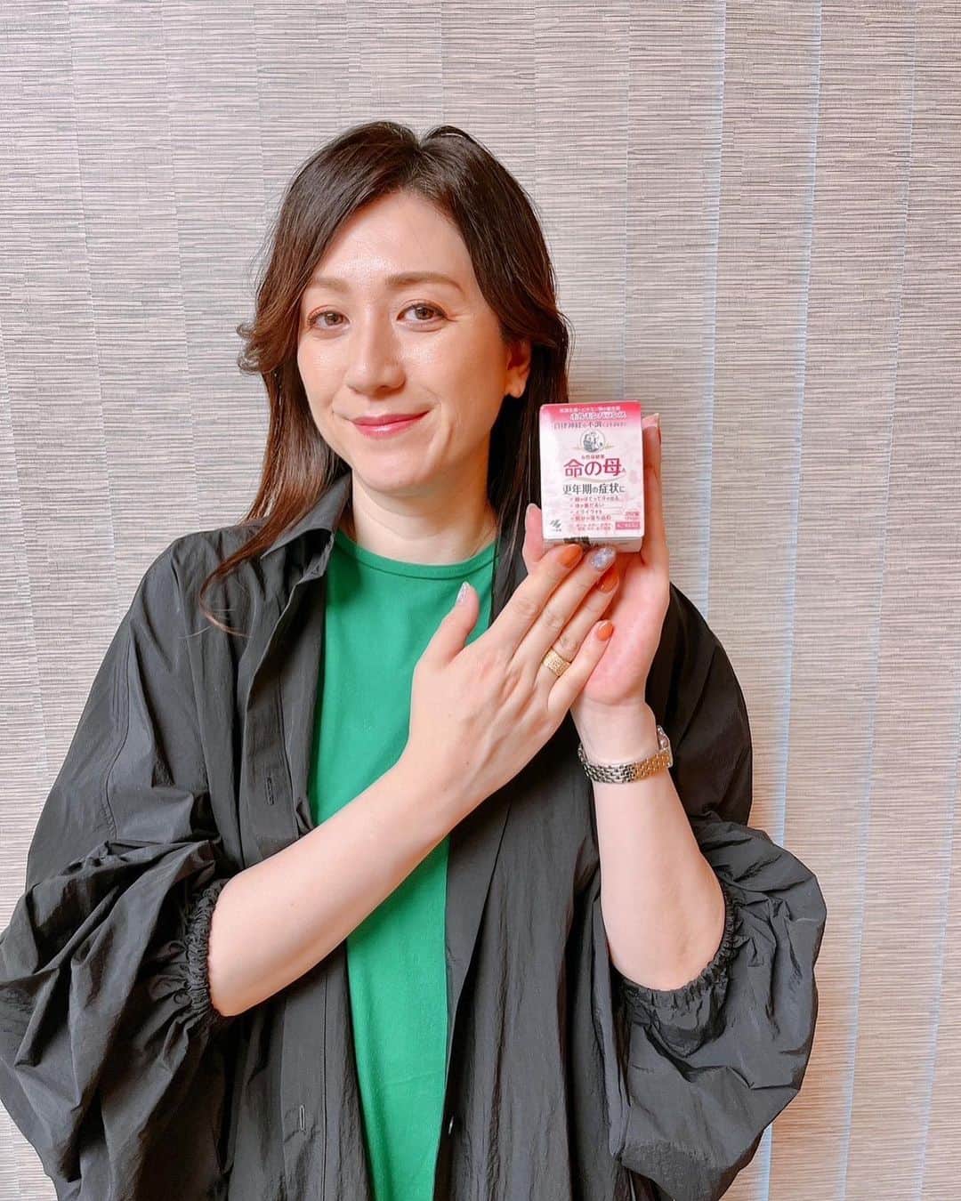 のインスタグラム：「こちら、ガチでバッグにいつも入れている私の心の拠り所、【命の母】ちゃんです。  命の母ホワイトは30代のイライラ期にお世話になりました😆❤️  なーんか気分のムラがあったり、体調が不安定なことが、歳を重ねると出てくるんですよねー  私も最近特に、夏のせいだけではない急な暑さや、気持ちの重さを感じることが増えて、飲み始めたんですけど、なんか良い感じ！安心感がある！  クレアージュ東京さんのような女性専用クリニックでの検査も併用しつつ、これからも母に助けてもらお。  皆さんも我慢せずに命の母！  最後の写真は、 「いつでもCM待ってます❤️」という顔。」
