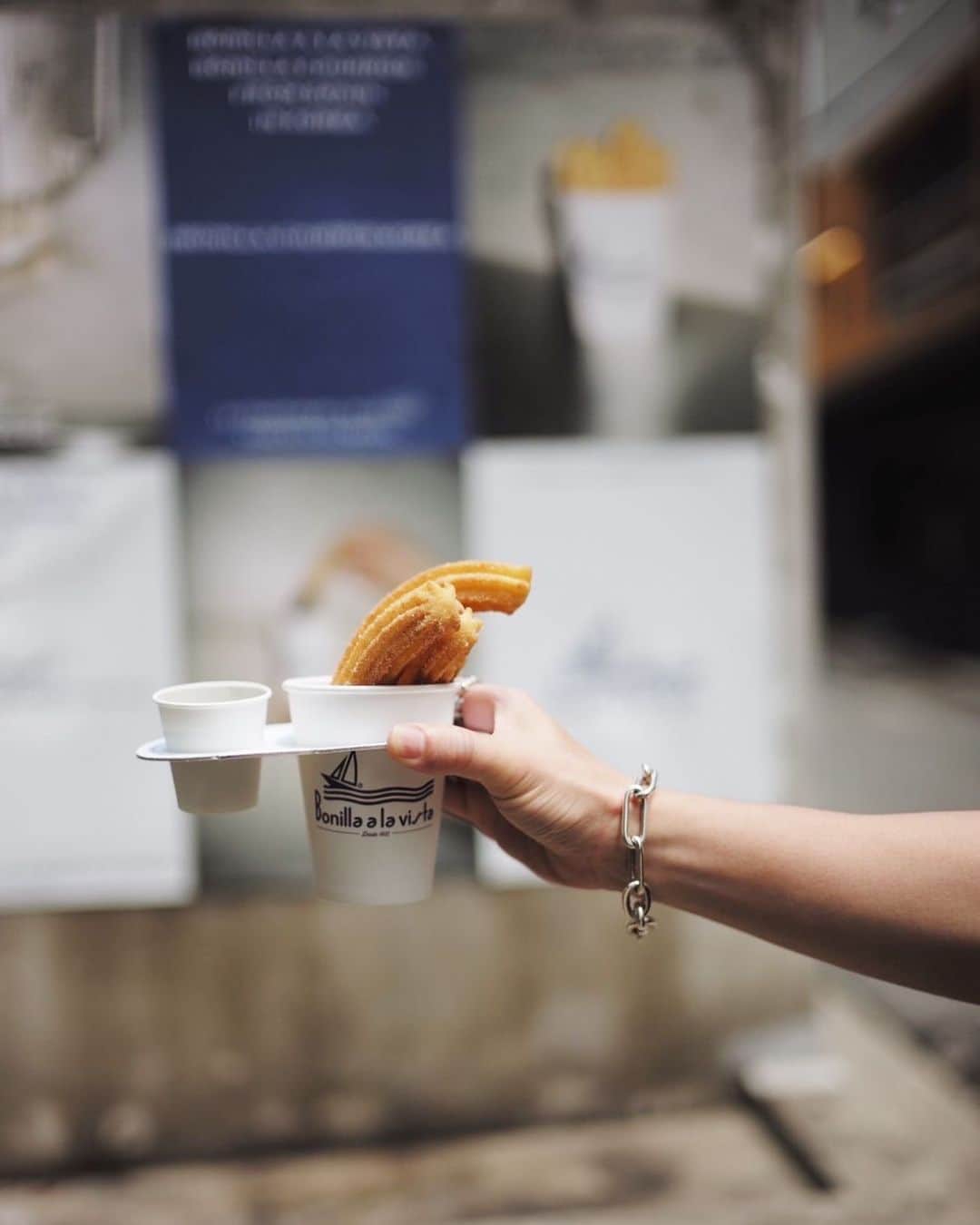 陣内勇人のインスタグラム：「. アジア1号店 @bonilla.churros.korea  シナモンチュロスにチョコレートソース これは 美味しい。  #seoul」