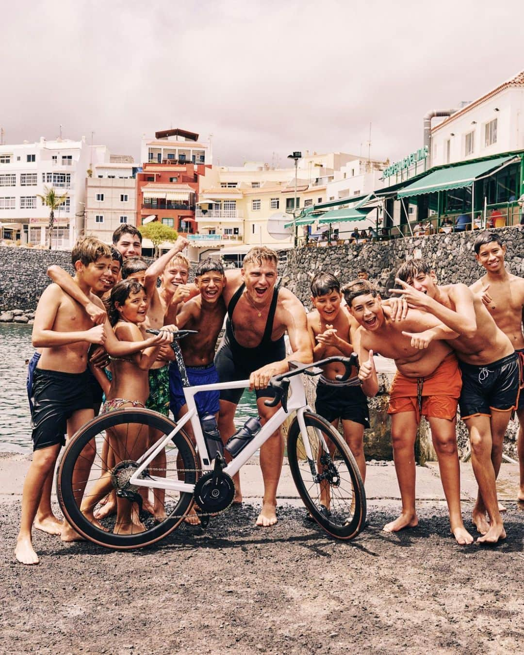 マルセル・キッテルのインスタグラム：「Chase records or unwind – the key is to savor the joy.  Discover the limited XLITE Edition by @marcelkittel 👉 link in bio. . . . 📸 @paulmasukowitz  #rosebikes #justride #xliteunltd」