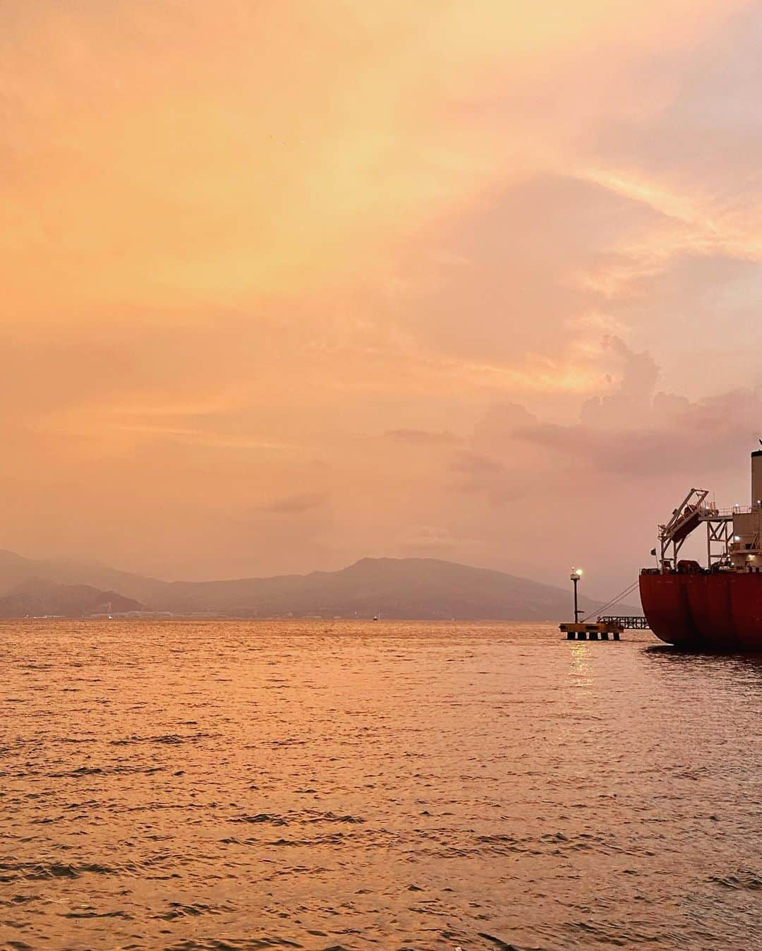 黒木桃子さんのインスタグラム写真 - (黒木桃子Instagram)「📍Subic bay  時間で変わる空の色🩵 この時間に静かにほーっとするのが好きだよ  #夕日 #夕暮れ空 #港 #旅好き✈️ #ピンクの空 #pinksky #sunset #philippines #subicbay」7月12日 22時23分 - momoko_nagano