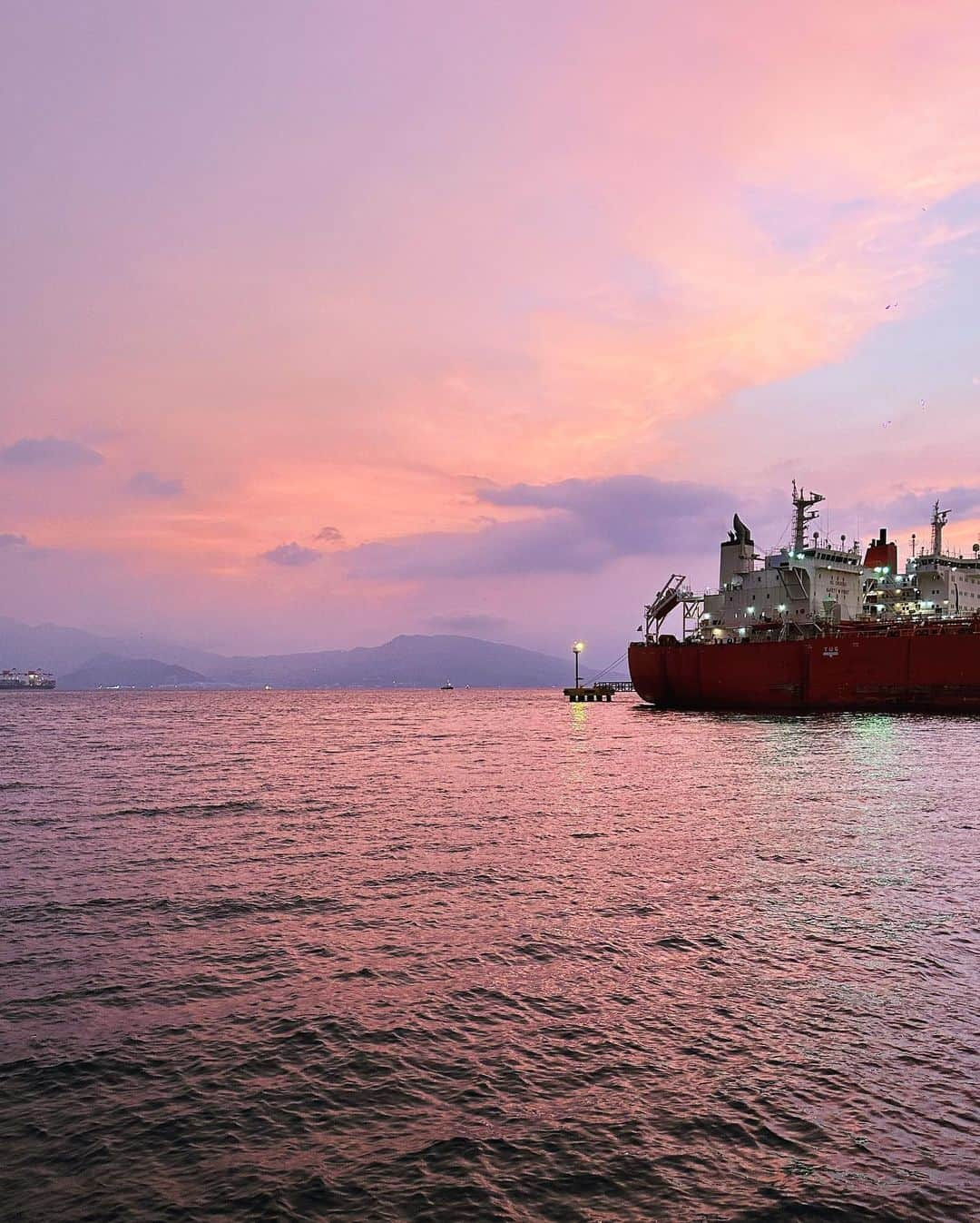 黒木桃子さんのインスタグラム写真 - (黒木桃子Instagram)「📍Subic bay  時間で変わる空の色🩵 この時間に静かにほーっとするのが好きだよ  #夕日 #夕暮れ空 #港 #旅好き✈️ #ピンクの空 #pinksky #sunset #philippines #subicbay」7月12日 22時23分 - momoko_nagano