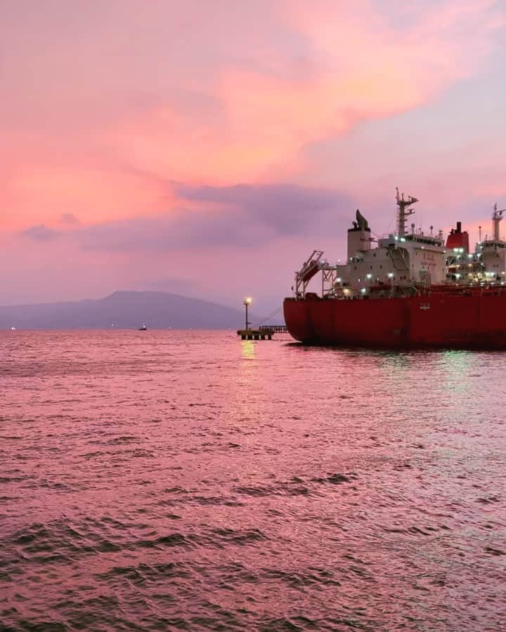 黒木桃子のインスタグラム：「📍Subic bay  時間で変わる空の色🩵 この時間に静かにほーっとするのが好きだよ  #夕日 #夕暮れ空 #港 #旅好き✈️ #ピンクの空 #pinksky #sunset #philippines #subicbay」