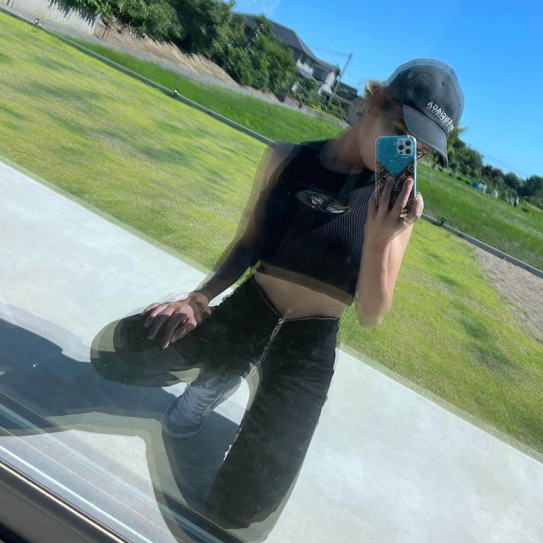 ちひろさんのインスタグラム写真 - (ちひろInstagram)「.  ガラス越しエモくなった😌  #ファッション #コーデ #ファッションコーデ #ootd #オシャレ #オシャレさんと繋がりたい #金髪 #お団子 #ヘアアレンジ #コーデ紹介 #メイク #ヘアメイク #BLACK #ブラックコーデ #キャップ #キャップ女子 #スニーカー #スニーカー女子 #スニ女 #スニーカーコーデ #スタイリッシュ」7月12日 22時15分 - chihiro_grm