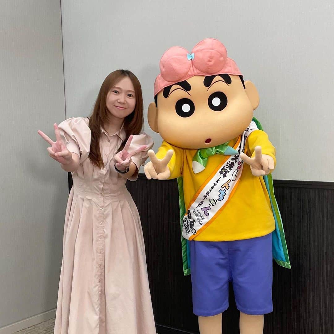 のインスタグラム：「🍣. 8月4日公開 「しん次元！クレヨンしんちゃんTHE MOVIE  超能力大決戦 ～とべとべ手巻き寿司～」  クレヨンしんちゃん映画の試写会に ご招待いただき、いち早くみてきました！🌸 しんちゃんとも会えてパシャリ📷⚡️  今回はなんとシリーズ初の3Dアニメだゾ！ プニプニ感と3Dならではの映像の動きが 楽しくてすごく良かった👍👍  お話や扱ってるテーマは、かなり大人向け。 現代社会を生きる大人として ちょっぴりドキッとするセリフも出てくるのです。。  不安な社会やいじめ、孤独…すぐそばにある闇、 そして登場人物のキャラクター性が丁寧に 描写されていてよかった😌  にしても非理谷充のcvが松坂桃李なのは EDまで気が付かなかったな…。 ギミックたくさんの漫画風のEDはかなり 可愛いから是非最後まで楽しく見てください！  手巻き寿司もモーレツに食べたくなりました…🫶  うちもよく子供の時にママと2人で 手巻き寿司パーティーしたなぁ🍣と懐かしい気持ちに🥹 . スーパーに行くとね手巻き寿司セットが売ってるんだけど、手巻き寿司って地味にたのしいのよ。  ちなみにゆりっぺはアイちゃんとシロ推し。  #映画　 #クレヨンしんちゃん #しん次元しんちゃん」