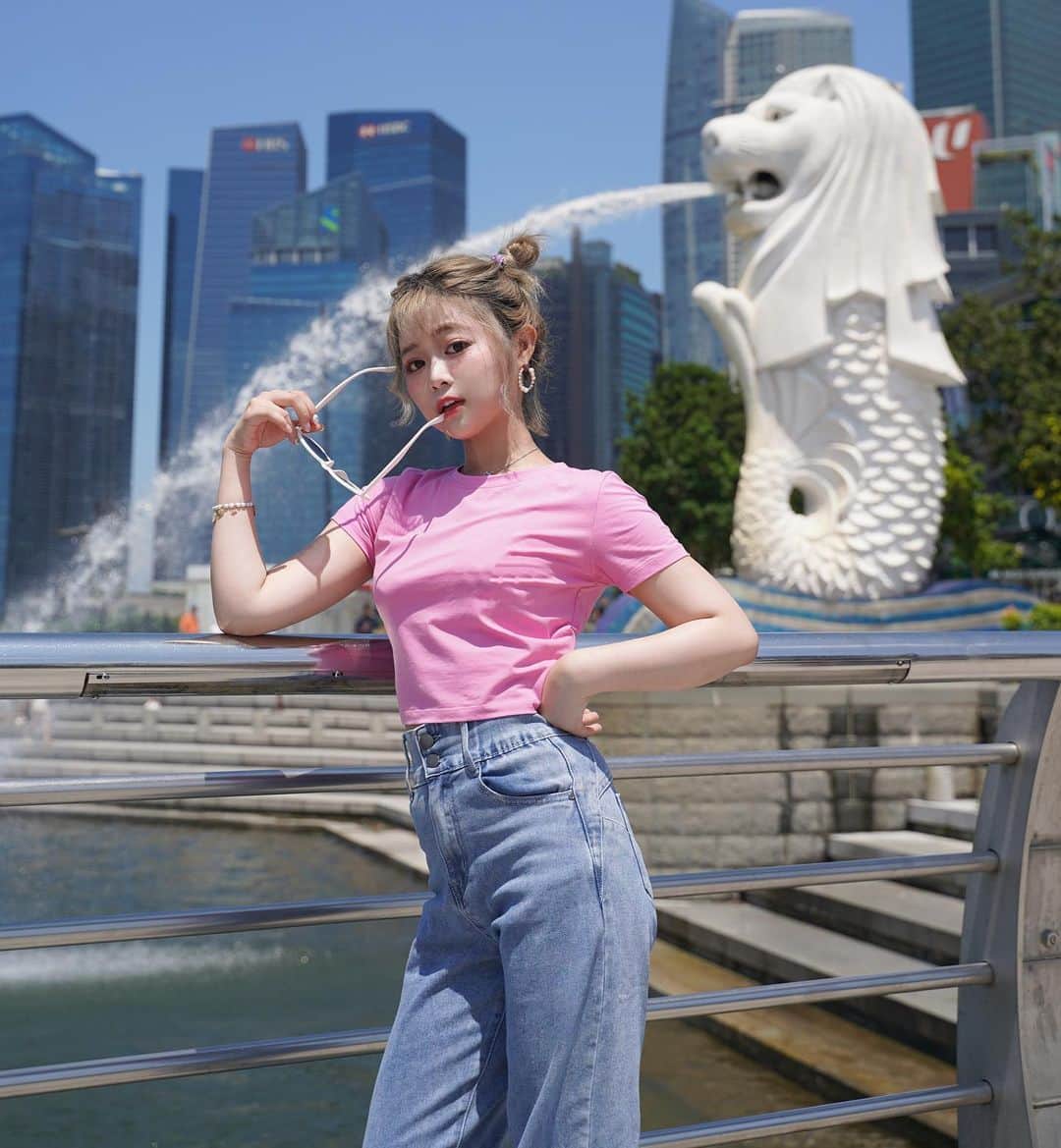 徐薇涵（Wei Han Xu）のインスタグラム：「終於來發新加坡照了 每位觀光客必來的魚尾獅景點 洗澡洗頭各來幾張 啊嘶 那時的膚色還沒那麼焦黑呢 感謝我的旅伴兼攝影師 @yuyulin0419  Outfit: @caco_tw   #caco  #最大授權服飾品牌  #caco讓穿搭更有趣  #caco冰感透涼❄系列」