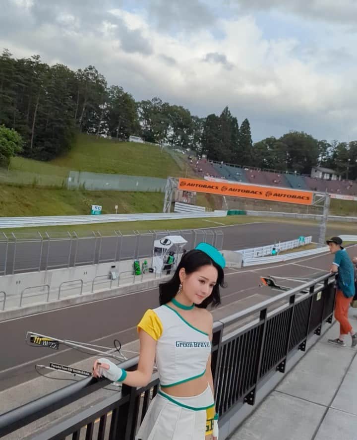 五十嵐みさのインスタグラム：「. こないだのS耐🏎 走行中のマシンとのツーショットは 難易度100🙄 笑い方は🤫 . #SUPER耐久#S耐#スーパー耐久#レースクイーン#racequeen#埼玉トヨペット#greenbrave#モータースポーツ#サーキット#スポーツランドsugo#コスチューム#撮影会#撮影#一眼レフ#ポートレート」