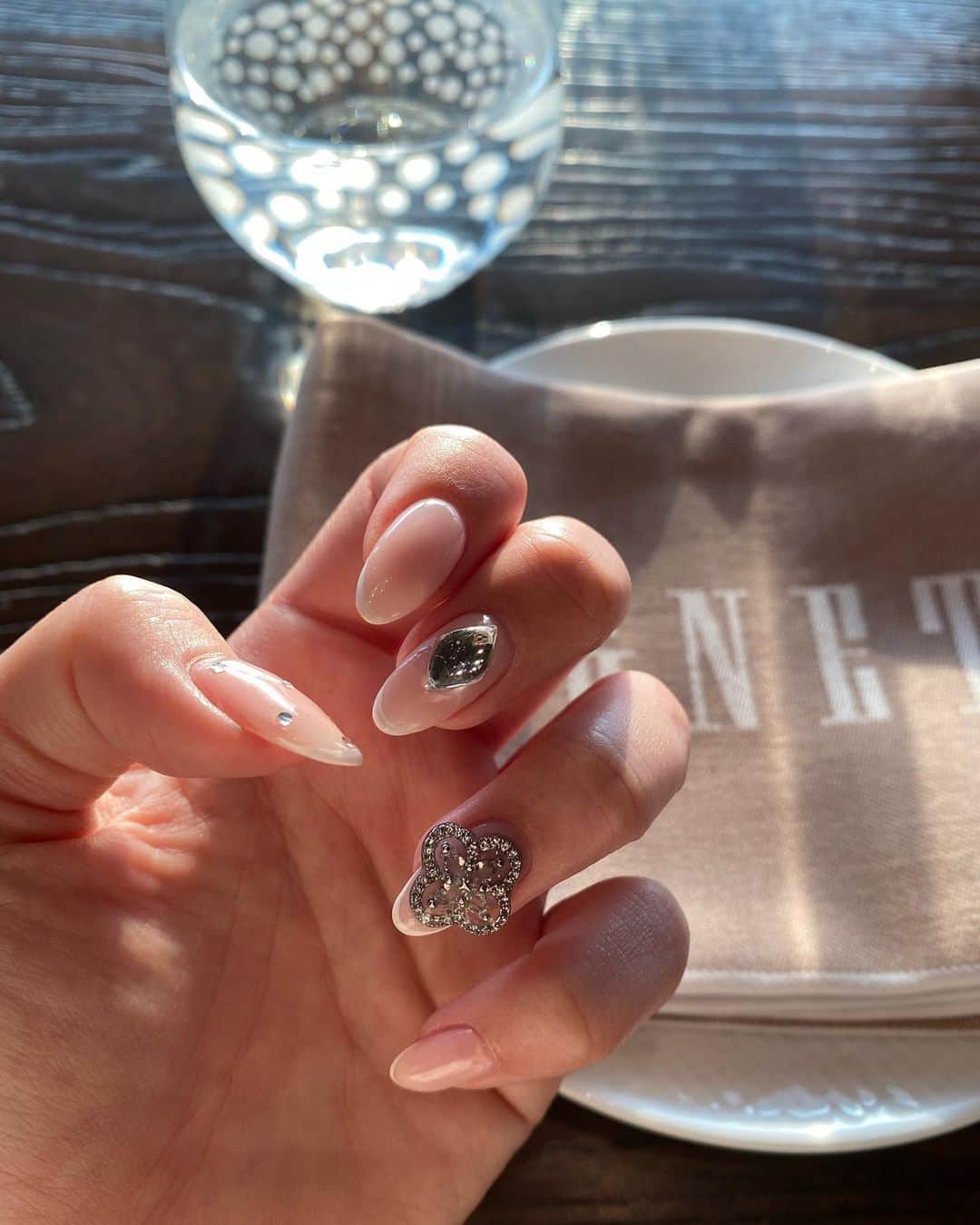 石川晶子（あきぽよ）のインスタグラム：「最近のネイル💅 ２枚目からが今の。 光によって光沢感が変わるかんじもかわいい  #ネイルデザイン #ネイル#ちゅるんネイル」