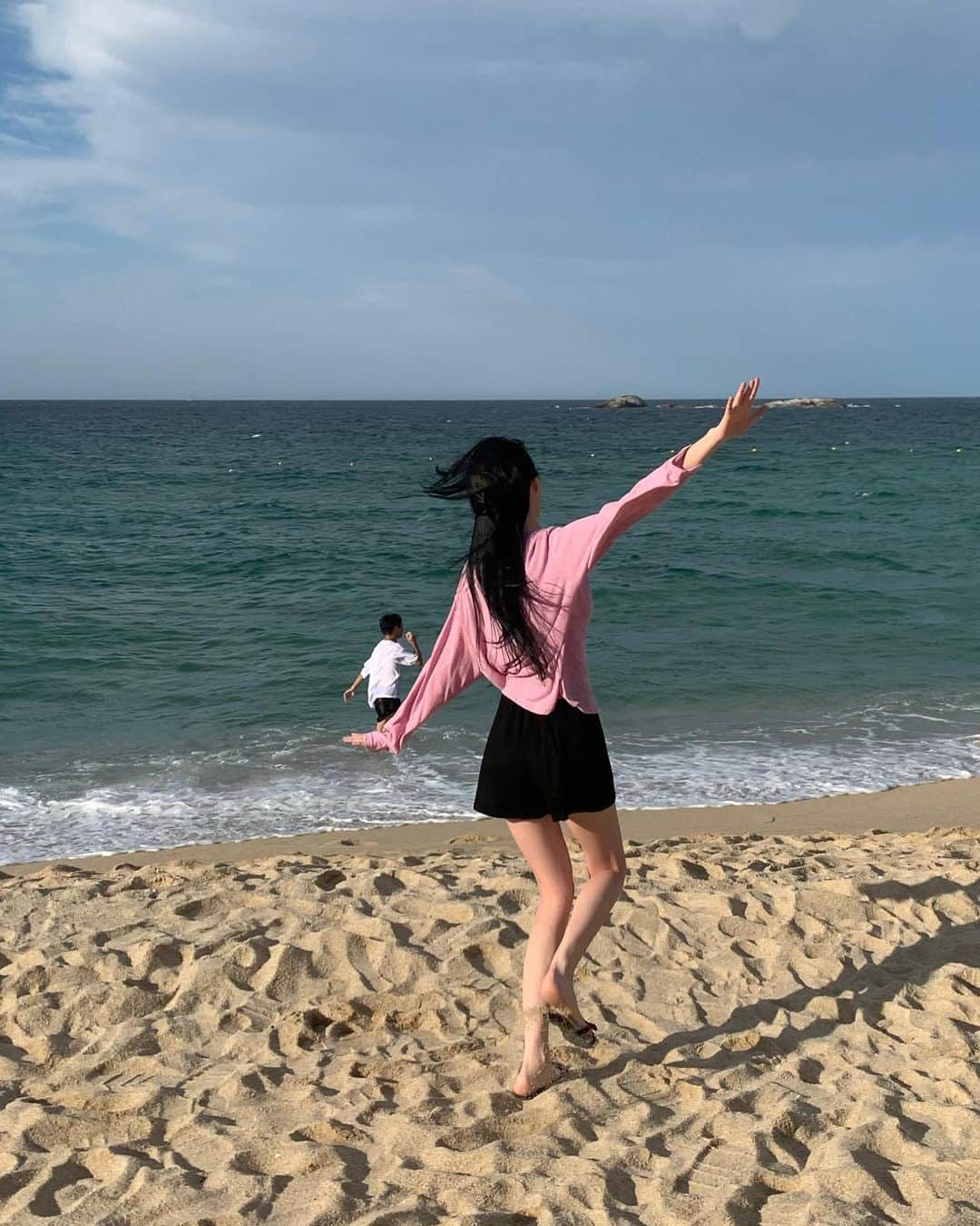 キム・ダビンさんのインスタグラム写真 - (キム・ダビンInstagram)「바다에선 꼭 핑크색을 입는 저예요 🎀」7月12日 22時21分 - daxbin