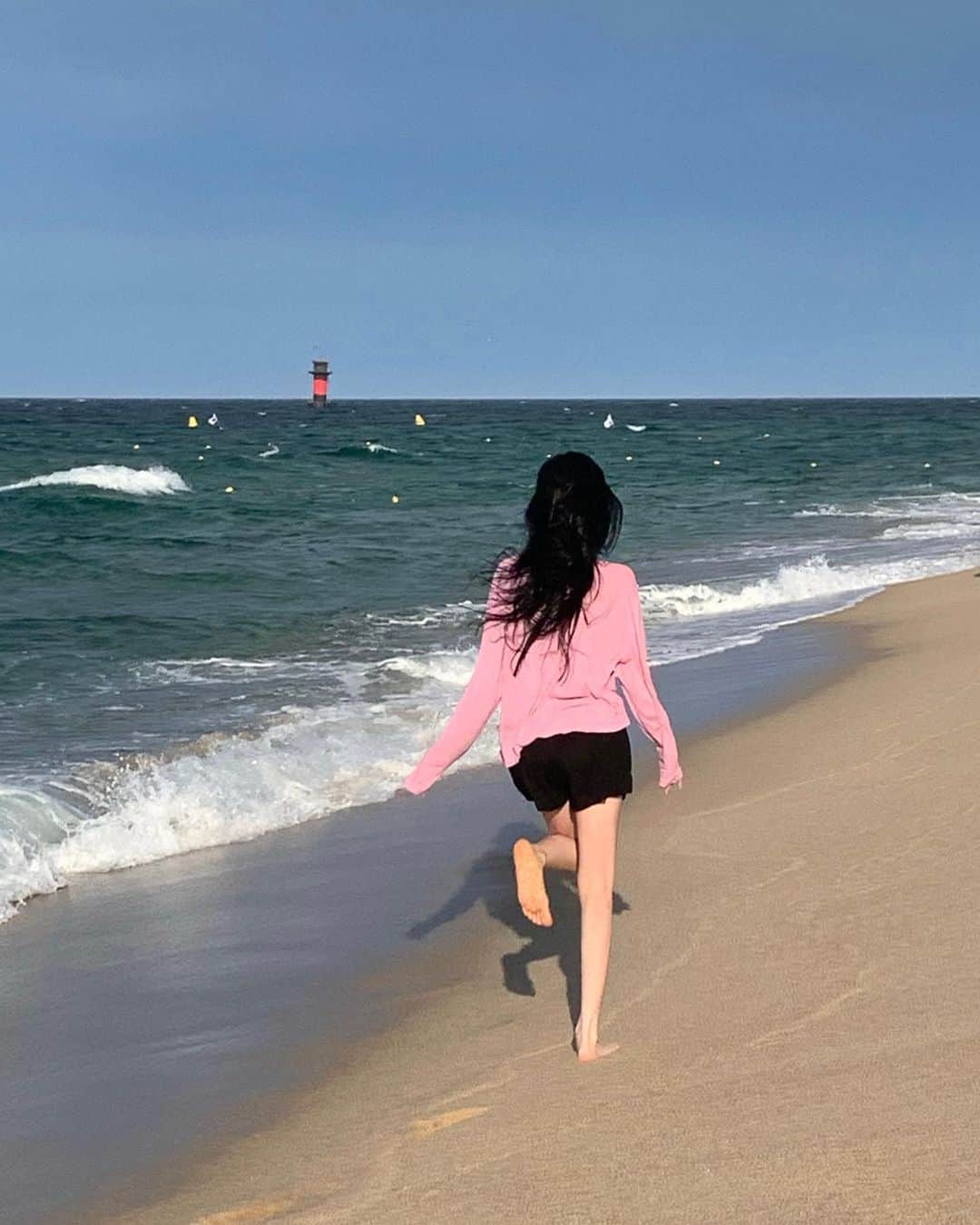 キム・ダビンさんのインスタグラム写真 - (キム・ダビンInstagram)「바다에선 꼭 핑크색을 입는 저예요 🎀」7月12日 22時21分 - daxbin