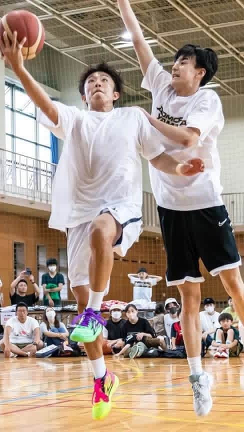 寺嶋恭之介のインスタグラム：「TAIMAN⚡️ 一緒に盛り上げてくれてありがとう！これからも！ 自分の行動で多くの人に影響が及ぶなら まだまだ背中を見せる🔥 子供達も感動をありがとう 俺らはバスケが好きだ」