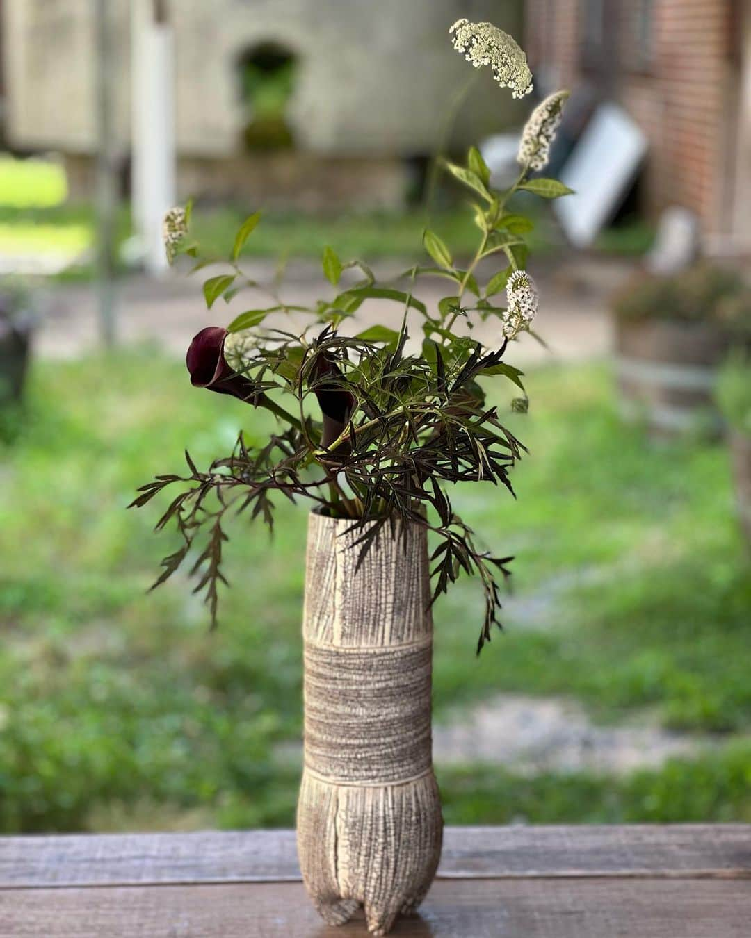 佐竹晃さんのインスタグラム写真 - (佐竹晃Instagram)「Kohiki vase. Flower arrangement by @sayo.ikebana  www.akirasatake.com  .  #ikebana #いけばな #akirasatakeceramics #clay  #asheville  #vase #花器　#gallerymugen  #陶芸 #陶芸家  #佐竹晃 #ceramics #pottery #japanese #japanesepottery #vase」7月12日 22時27分 - akirasatake