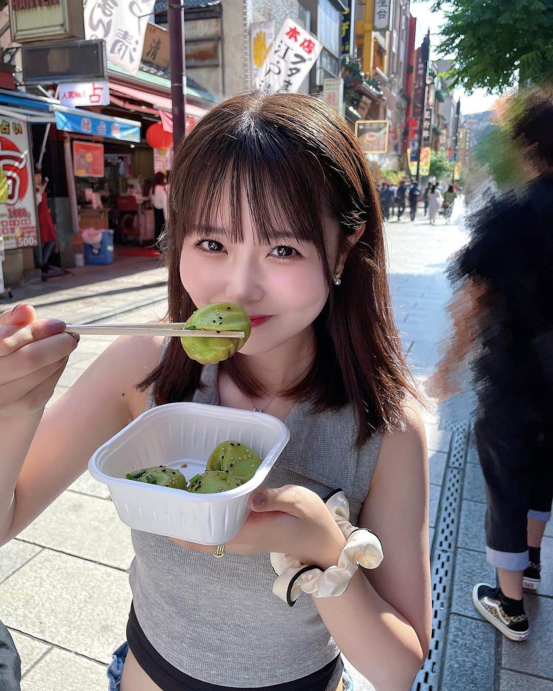 久保田沙矢香のインスタグラム：「小籠包一緒に食べよ！♡  #横浜 #横浜中華街 #中華街グルメ #横浜グルメ #小籠包 #海鮮小籠包 #中華料理 #中華街食べ歩き #yokohama」