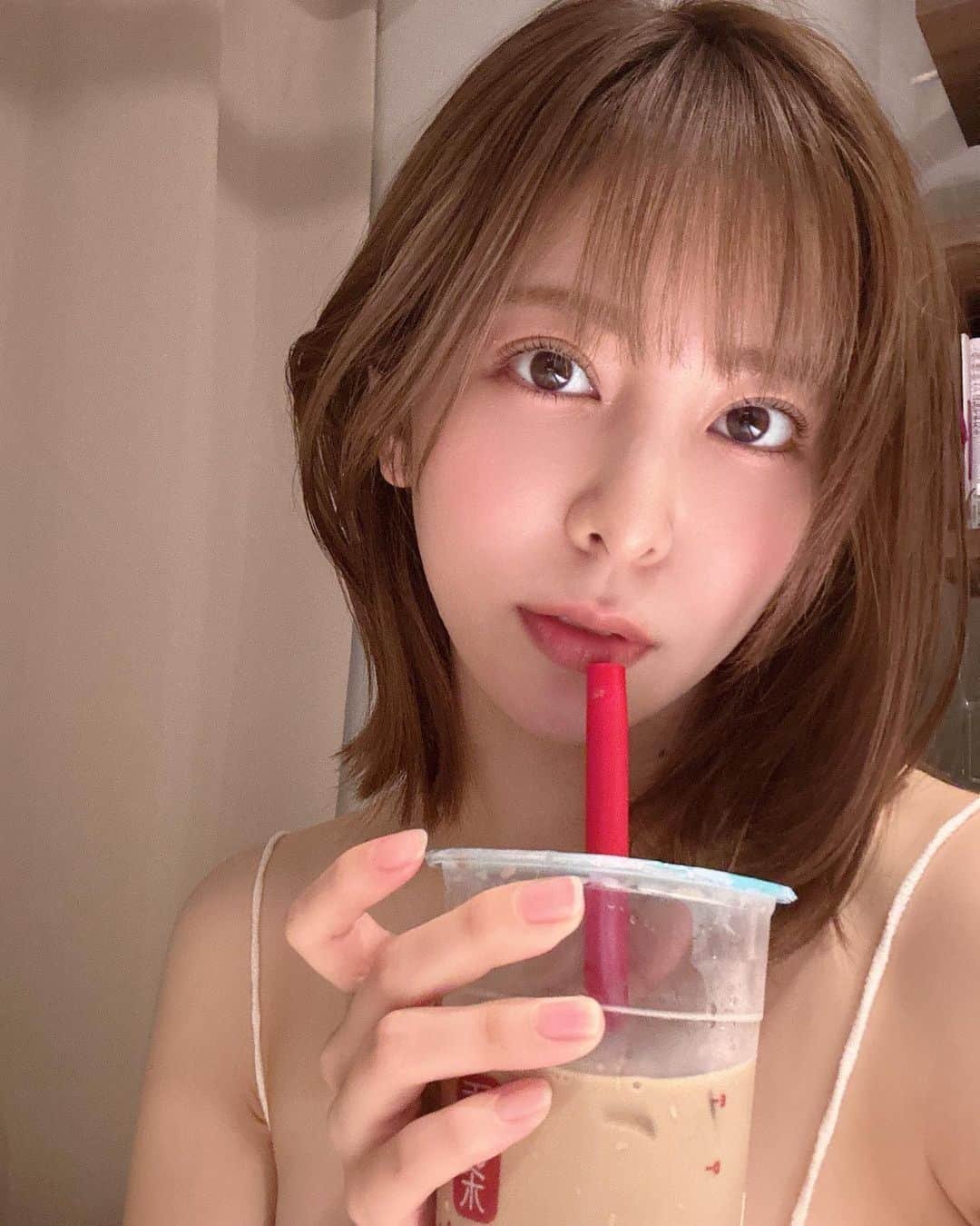 のインスタグラム：「あつすぎて屋内に逃げないとやってられないね〜🐈🌀🌀」