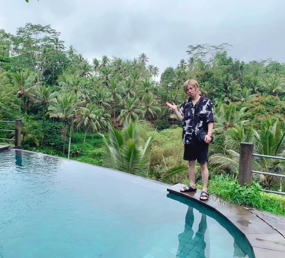 YASTIN のインスタグラム：「大自然🌴🌴🌴 の中のヴィラ🏡 #ubud  大雨やばすぎたけど普段できない経験できた  #villawedang #villa #ウブド #ubudbali #ubudlife #大自然 #ヴィラ #バリ島旅行 #balitrip #baliisland #バリ旅行 #旅スタグラム #リゾート #🏝 #🌴 #☀ #🌊☀️ #☀️☀️☀️」