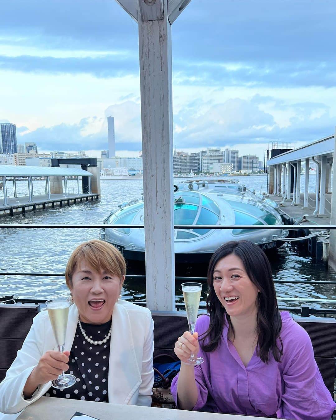 野々村友紀子のインスタグラム：「邦子さんと！！  YouTube撮影のあと、海の見える素敵なレストランに連れて行ってもらいましたよー✨  「海やー！」とテンション上がってたら、「ゆきこちゃん、そっちの席、海見える？」「こっち見えるよ、代わってあげるよ」と何回も気を遣ってくださり😭日が暮れてきたら今度は「ゆきこちゃん夜景見えてる？席代わってあげるよ」と、とにかくめっちゃ景色を見せてくださる、ほんとに優しくて大きな方です。  美味しいお酒とお食事と最高のおしゃべり！贅沢すぎる日でした。 楽しかった‼ありがとうございました  邦子さんのYouTube【山田邦子 クニチャンネル】に出していただいたのでぜひ見てねー‼️  特に女性は必見！！ 見た方だけのお得な情報もあるよー👍」