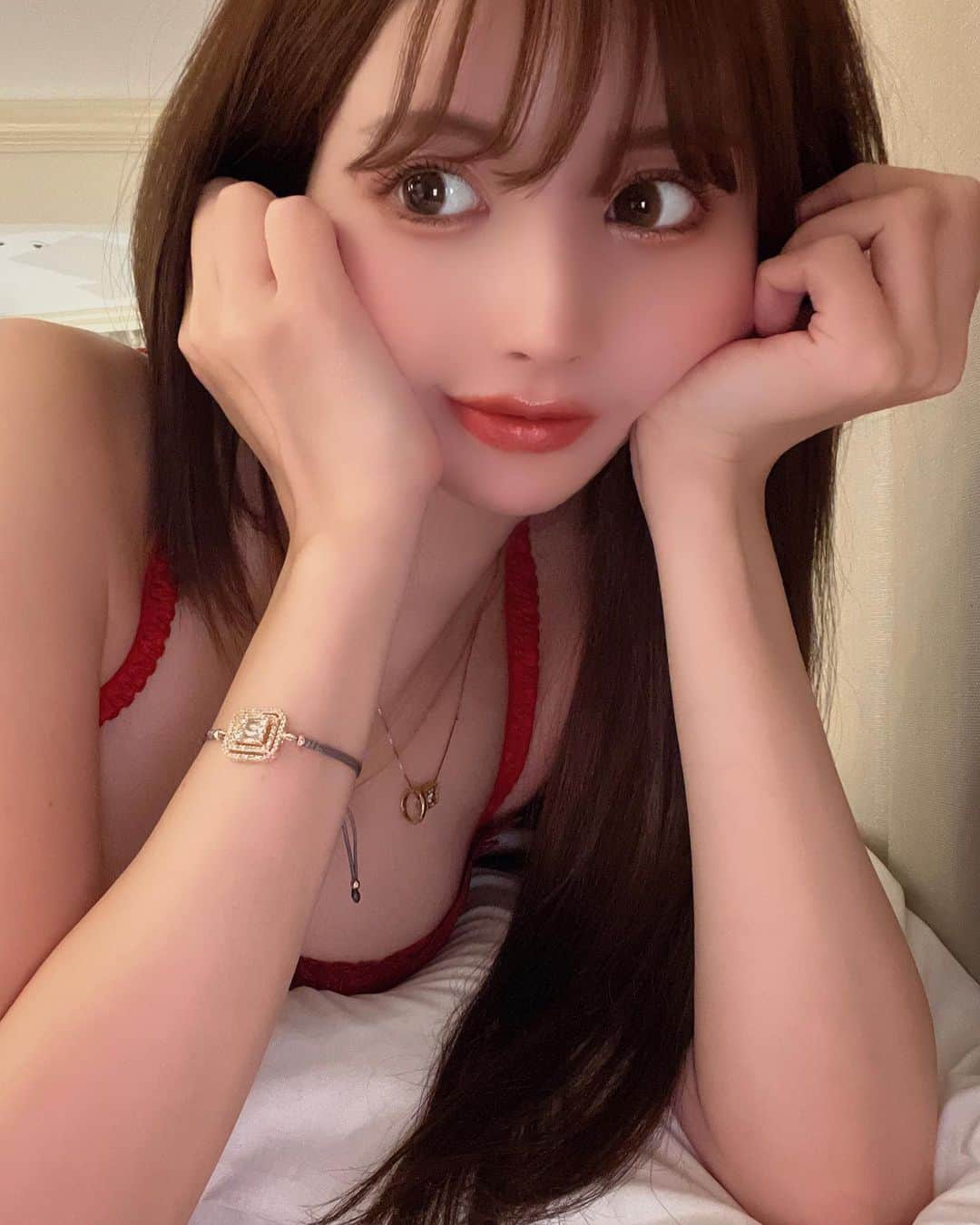 のインスタグラム：「❤️💭  ここ10年ぐらい、この時期は 常に自分との戦いだったけど💥  今年はとっても穏やかで幸せです❤️  今までもずっと幸せだったけど 違う幸せの形を手に入れた感じ🫶  『気付いた』が正解だね🙆‍♀️✨✨  みんなは幸せですか？💗  #幸せの形#気付き#愛川みれい」