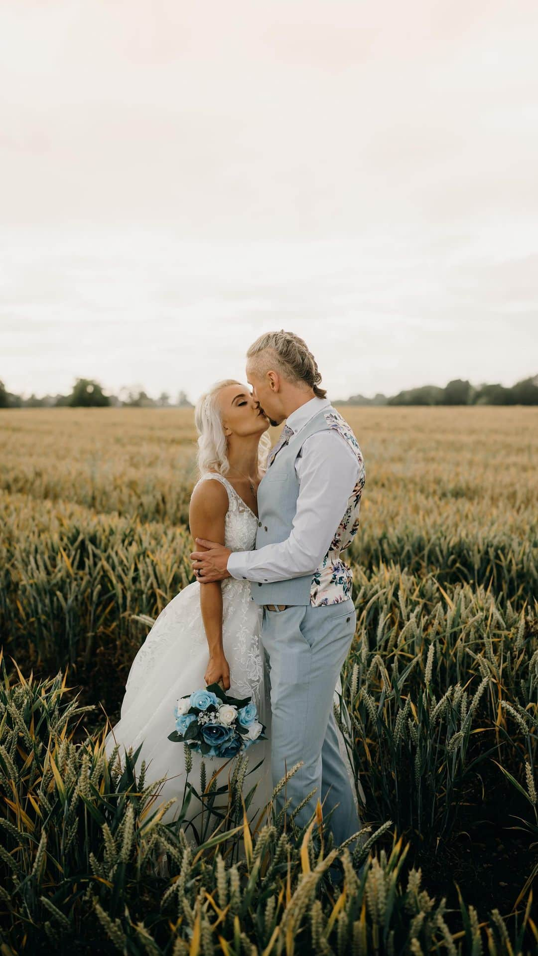 ザイヤ・ブルックサイドのインスタグラム：「Looks like these two found their perfect tag team partner 👀🙌🏻   It’s meant to be good luck to rain on your wedding  day - these - X & J must be the luckiest people alive 🌦️🤞🏻」