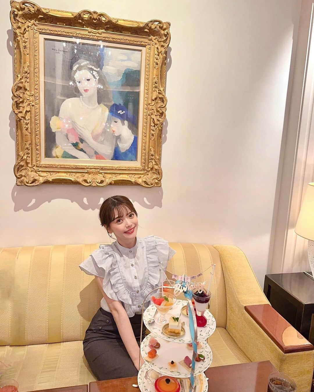 山崎春佳さんのインスタグラム写真 - (山崎春佳Instagram)「🫖🤍🤍  先日ママの妹 りかちゃんのお誕生日お祝いを銀座の ロイヤルクリスタルカフェで☺︎  初めて行ったよ！すてきなマダムの昔ながらの カフェって感じでした！雰囲気があってよきだった✧꙳  カフェの後はゴッホの展示を見に日本橋三井ホールへ。 たのしかった꒰ᵔ‿ᵔ꒱  トップスは @cheek.official  スカートは @anuans.official ♡︎  スカート、かたちがキレイだしウエストもぴったりなんて 中々ないからうれしいっっ  #me #tbt #ootd #cheek #blouse #skirt #longskirt #anuans #bag #cachecache #ゴッホ #日本橋三井ホール #日本橋」7月12日 22時45分 - haruka_yamazaki