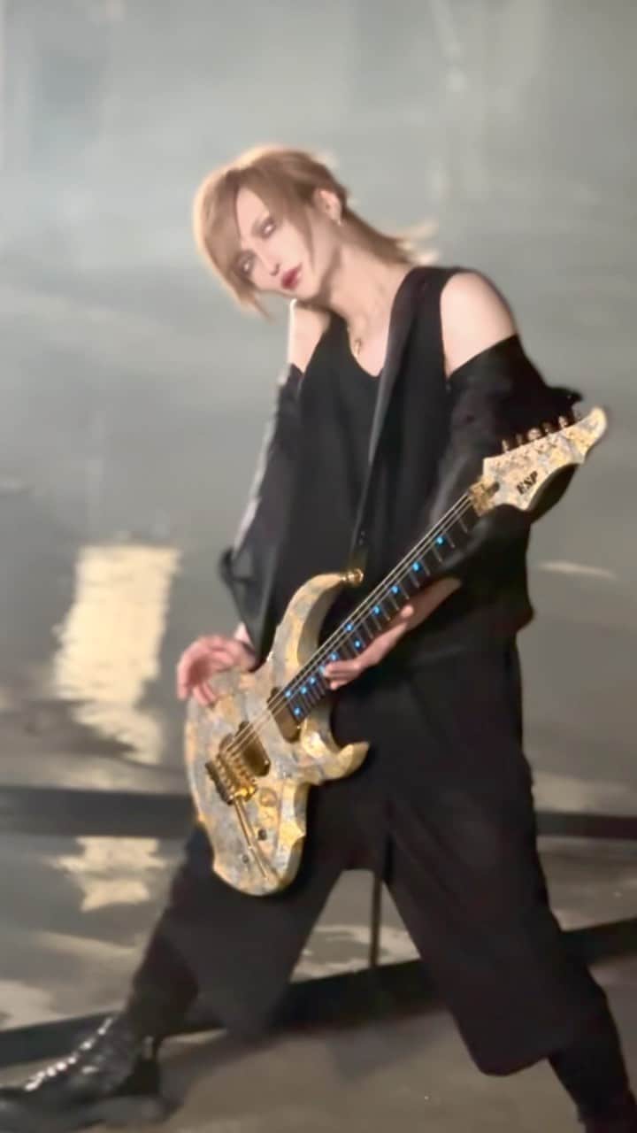 MiA のインスタグラム：「前世悪魔かな...  luzくんの「幽世」のギターで参加させて頂きました！ 明後日公開で御座います。  TVアニメ『#ダークギャザリング』 オープニング主題歌  7.14[Fri] 20:00〜MV on YouTube  luz × すりぃ 「幽世」のMVを公開します🥀  youtu.be/Tj7-Rit1rWo」