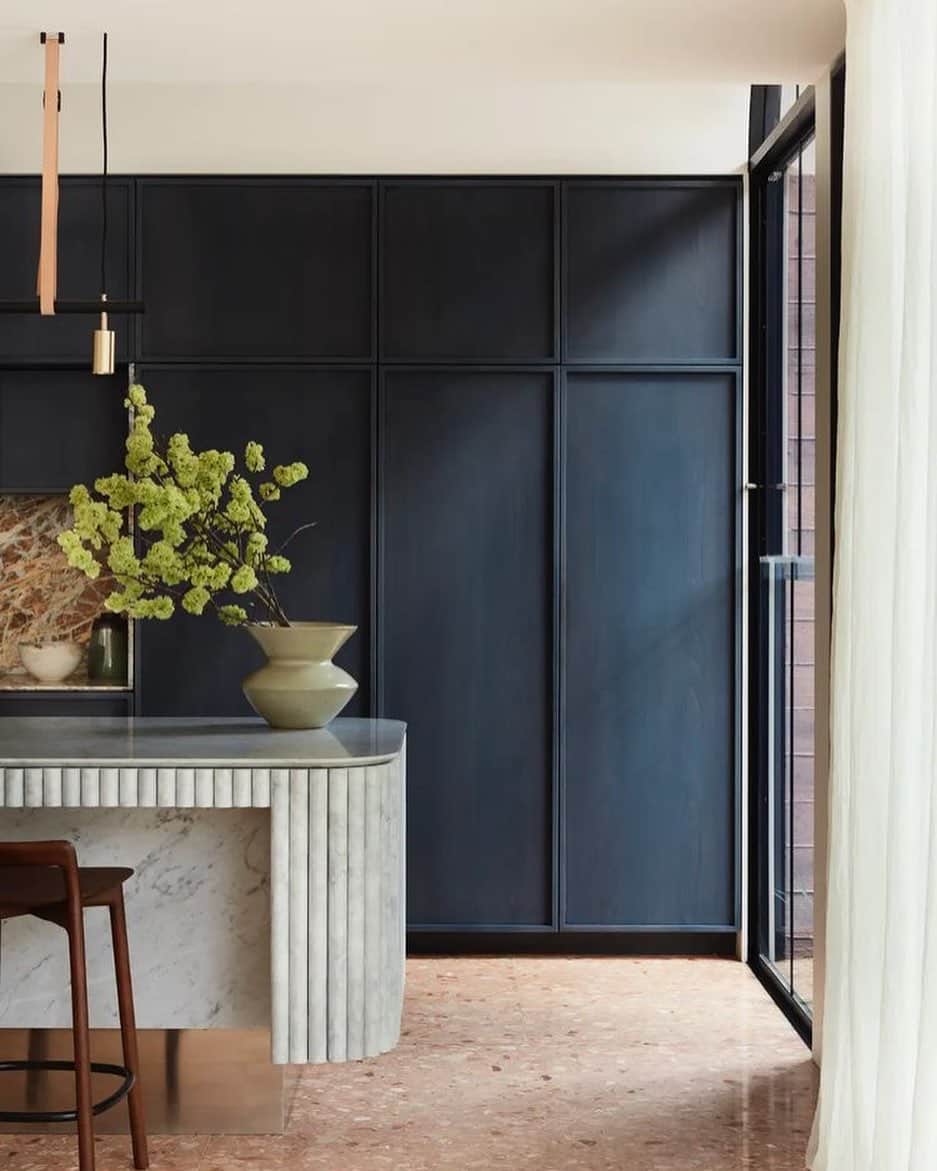 Homepolishのインスタグラム：「Swooning over all the deliciously bespoke details in this kitchen; design by Arent & Pyke and Luigi Rosselli Architects, as featured on @1stdibs  Photo by Prue Ruscoe @prueruscoe   @arentpykestudio @luigirosselliarchitects   #kitchendesign #customkitchen #kitchendetails #designinspiration #wednesdayinspiration #interiordesign #joinfreddie」