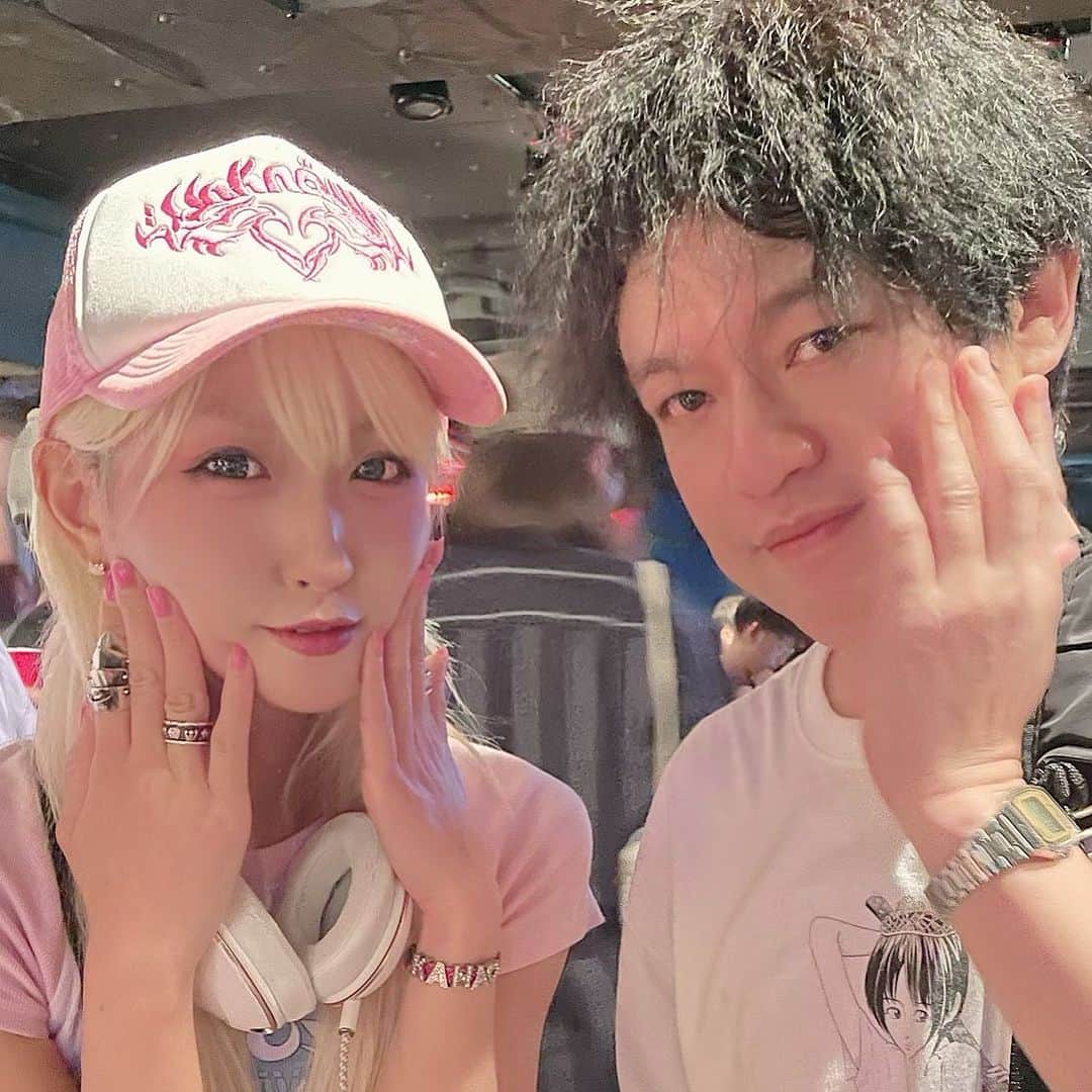 ジョニー大蔵大臣のインスタグラム：「おやすみホログラムのカナミルさんと。 2023.7.10新宿LOFTおとぼけビ〜バ〜×ラブリーサマーちゃんのライブを観に行った時にお会いしました。 何度か対バンはあったのですがちゃんとお話するのは初めて。水中、それは苦しいの曲をかなり聴いてくれているとのことで、これからよろしく！」
