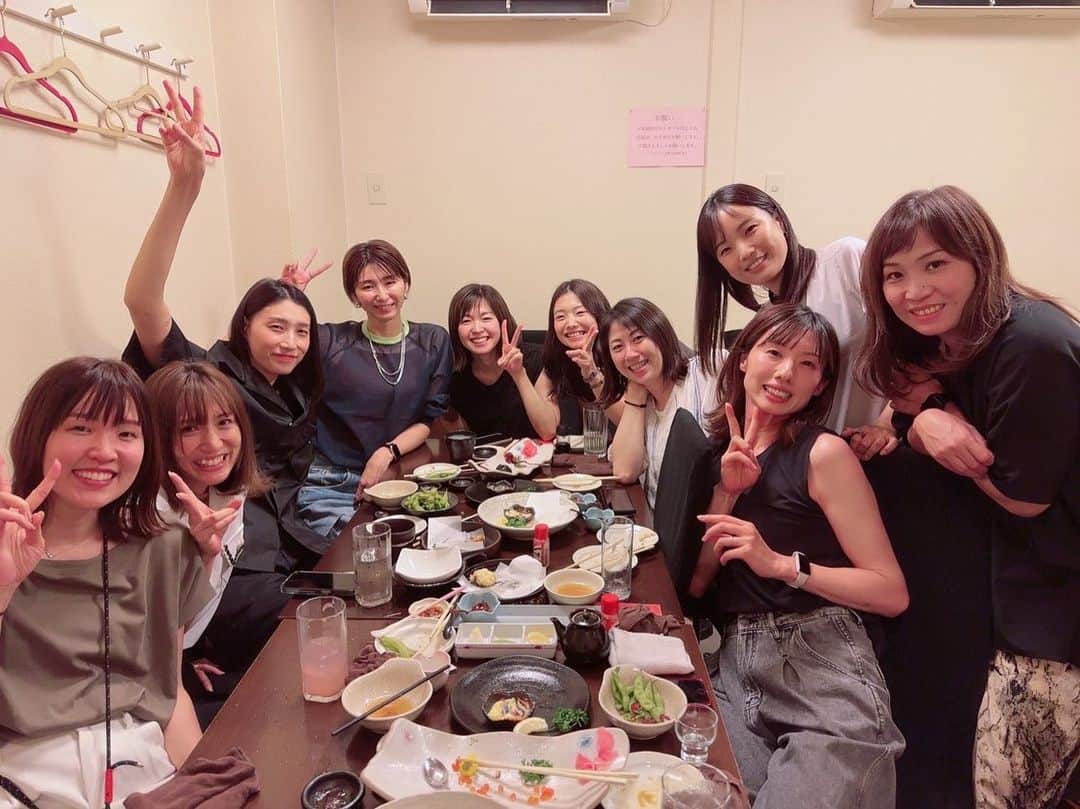 芥川愛加さんのインスタグラム写真 - (芥川愛加Instagram)「・ 皆さん投稿あげらてたので遅ばせながら…🙇🏻‍♀️✍🏻笑 ・ 先日JTマーヴェラスOG会をしました💚 久しぶりに大好きな先輩方と会えて 超HAPPYな一日でした🥺✨ ・ 最近はなかなかない1番ヤングで参加し(笑) このメンバーだと入部1年目だったなと思い出しました！ 凄い方たちを前にし、司会進行では緊張してしまい だいぶお固い感じでやってしまいました🤦🏻‍♀️🎙笑 ですが先輩方のおかげでとても楽しくて 笑いと笑顔で溢れている素晴らしい会になりました🥰 ありがとうございます🥺最高です🤍笑 ・ 今回のメンバーはもちろん これなかったメンバー全員とも また集まれる日を心待ちにしてます☺️♩ ・ 関東の会も是非誘ってください🫣❤️笑 ・ ・ #JTマーヴェラス #OG会 #20102011シーズンメンバー #最強 #大好きな先輩方 #最後の写真 #黒鷲優勝 #とても懐かしい #皆さんお元気ですか」7月12日 23時00分 - aika_akutagawa