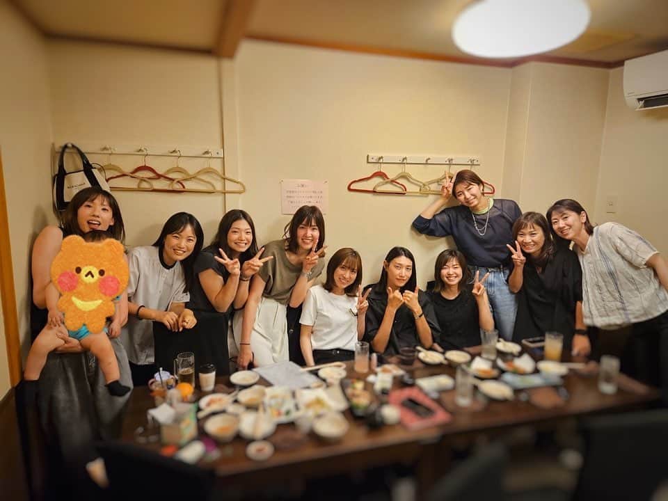 芥川愛加さんのインスタグラム写真 - (芥川愛加Instagram)「・ 皆さん投稿あげらてたので遅ばせながら…🙇🏻‍♀️✍🏻笑 ・ 先日JTマーヴェラスOG会をしました💚 久しぶりに大好きな先輩方と会えて 超HAPPYな一日でした🥺✨ ・ 最近はなかなかない1番ヤングで参加し(笑) このメンバーだと入部1年目だったなと思い出しました！ 凄い方たちを前にし、司会進行では緊張してしまい だいぶお固い感じでやってしまいました🤦🏻‍♀️🎙笑 ですが先輩方のおかげでとても楽しくて 笑いと笑顔で溢れている素晴らしい会になりました🥰 ありがとうございます🥺最高です🤍笑 ・ 今回のメンバーはもちろん これなかったメンバー全員とも また集まれる日を心待ちにしてます☺️♩ ・ 関東の会も是非誘ってください🫣❤️笑 ・ ・ #JTマーヴェラス #OG会 #20102011シーズンメンバー #最強 #大好きな先輩方 #最後の写真 #黒鷲優勝 #とても懐かしい #皆さんお元気ですか」7月12日 23時00分 - aika_akutagawa