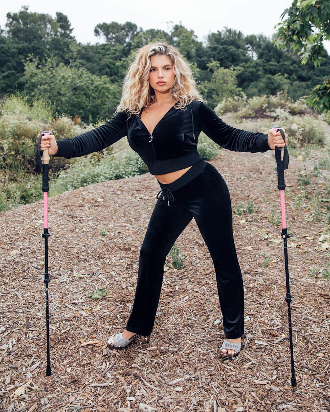 ジューシークチュールのインスタグラム：「Black Friday in July?! Everyone's favorite black tracksuit is 20% off right now. Ruuuun!  #JuicyCouture」