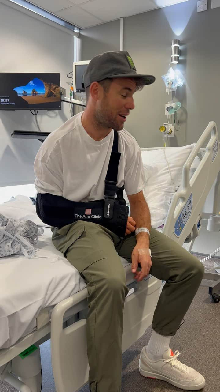 マーク・カヴェンディッシュのインスタグラム：「Fixed 🦾  Yep, fractured right clavicle. Just out of surgery to plate it up. It’ll take a bit longer than the standard couple of weeks for a collarbone, just due to the screws that were in there from a previous injury. But we’re still only looking at a number of weeks, so happy days! 🙌  I’ve been absolutely bowled over by the love and support of everyone. Fans, colleagues, family friends.  Thank you all so so so much. It obviously hasn’t been the ideal way to finish @letourdefrance, but that’s part of the beauty and brutality of cycling! But I’ve felt incredibly lifted thanks to all you beautiful souls living my journey with me. ❤️  Missing my @astanaqazaqstanteam family, but been cheering them on every day, and will do so all the way into Paris.  Thank you to Professor Funk. I know my shoulder is always in the best hands with you.  Right then, time for rehab! Let’s get on with it!」