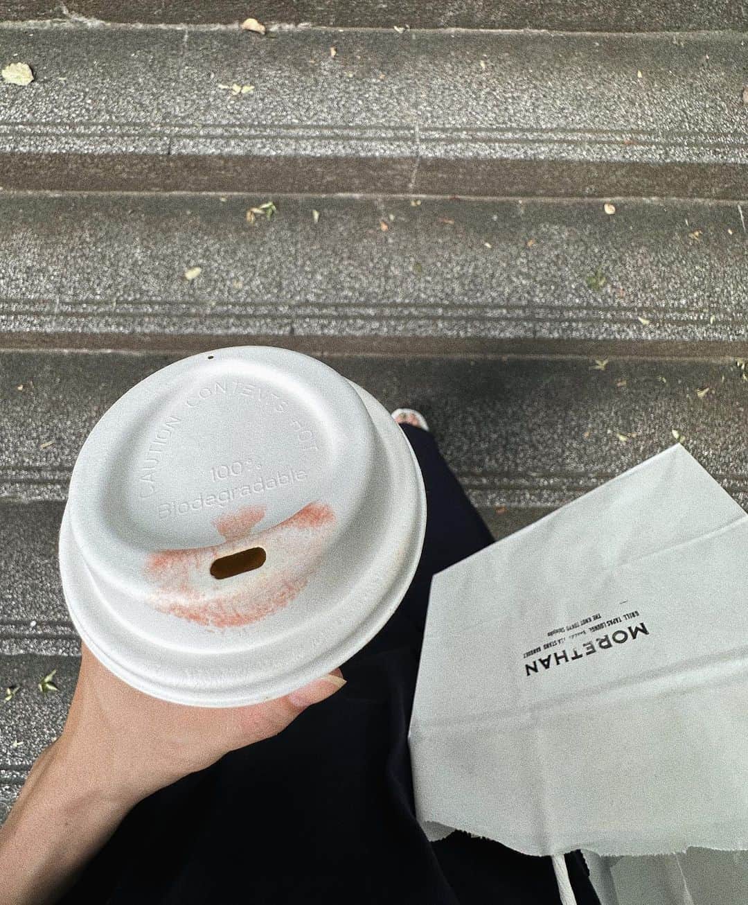 樽見麻緒さんのインスタグラム写真 - (樽見麻緒Instagram)「dayoff. 外で飲むアイスラテが沁み渡る〜💗☀️💦 帰りにウインドーショッピングしてると「ママ買っちゃダメだよ！早く帰ろうよ！」って注意してくる息子www 洋服屋さんはなんでか嫌がるから、一緒に買い物できない🫨」7月12日 23時15分 - t_mao27