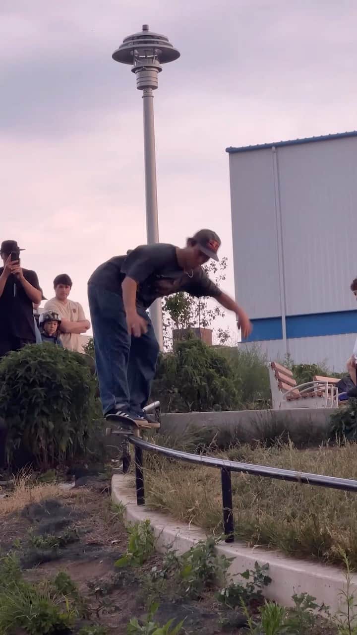 レッドブルのインスタグラム：「survey and @alexsorgente say yes 😤」