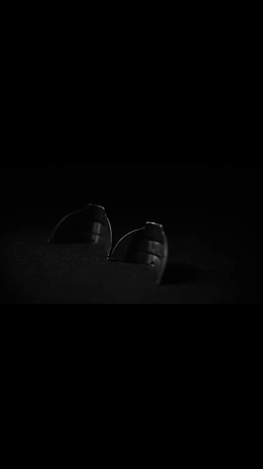 のインスタグラム：「Our inaugural collaborative frame with #BorisBidjanSaberi doesn’t just get attention — it commands it.  Model no.#RG1011BBS available at your nearest stockist now.  Video: Alessandro Tinelli  #RIGARDS #BorisBidjanSaberi #NatureFirst #NoToCopycats #MadScientist #TimeMachine #Patina #HandmadeForYourFace #NatureDerived #NaturalMaterials #RIGARDSPatina #PATINAbyRIGARDS #Copper #SterlingSilver #AluminumMagnesium #Titanium #Horn #Stone #Wood #Steel #Urushi #LacquerArt #SunglassClip #NaturalEyewear #SustainableEyewear」