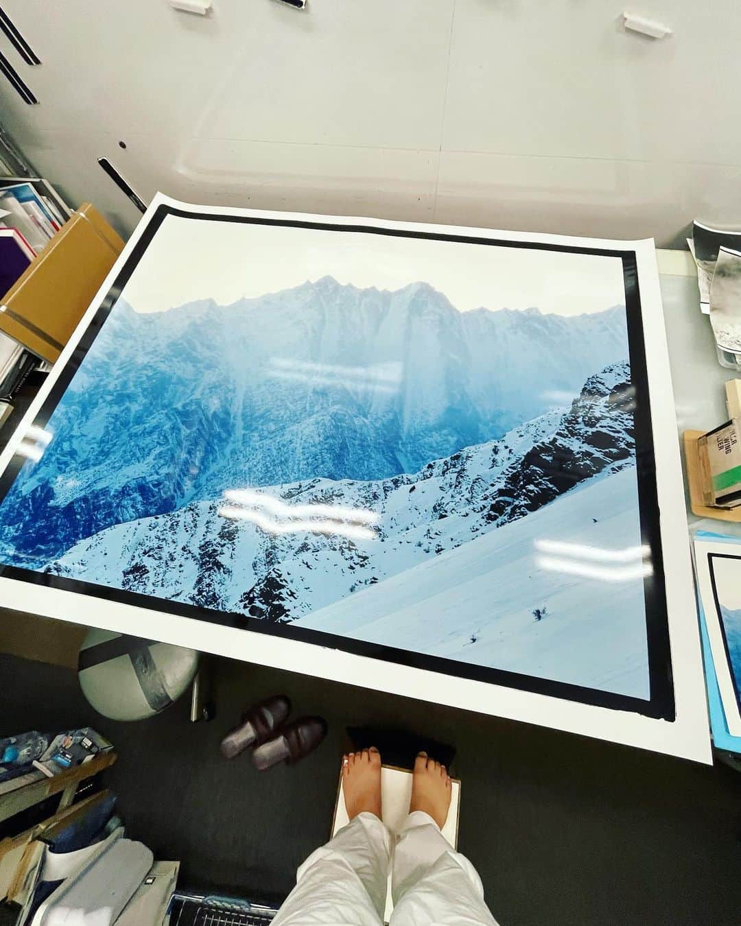 阿部裕介のインスタグラム：「パキスタン、パスー氷河のトレッキングで撮影した写真を引き延ばしてみました。真冬の4000メートル付近でビバーク、とてつもない寒さで夜が永遠に感じてました。  写真は、早朝太陽が出始めた時に撮りました。」