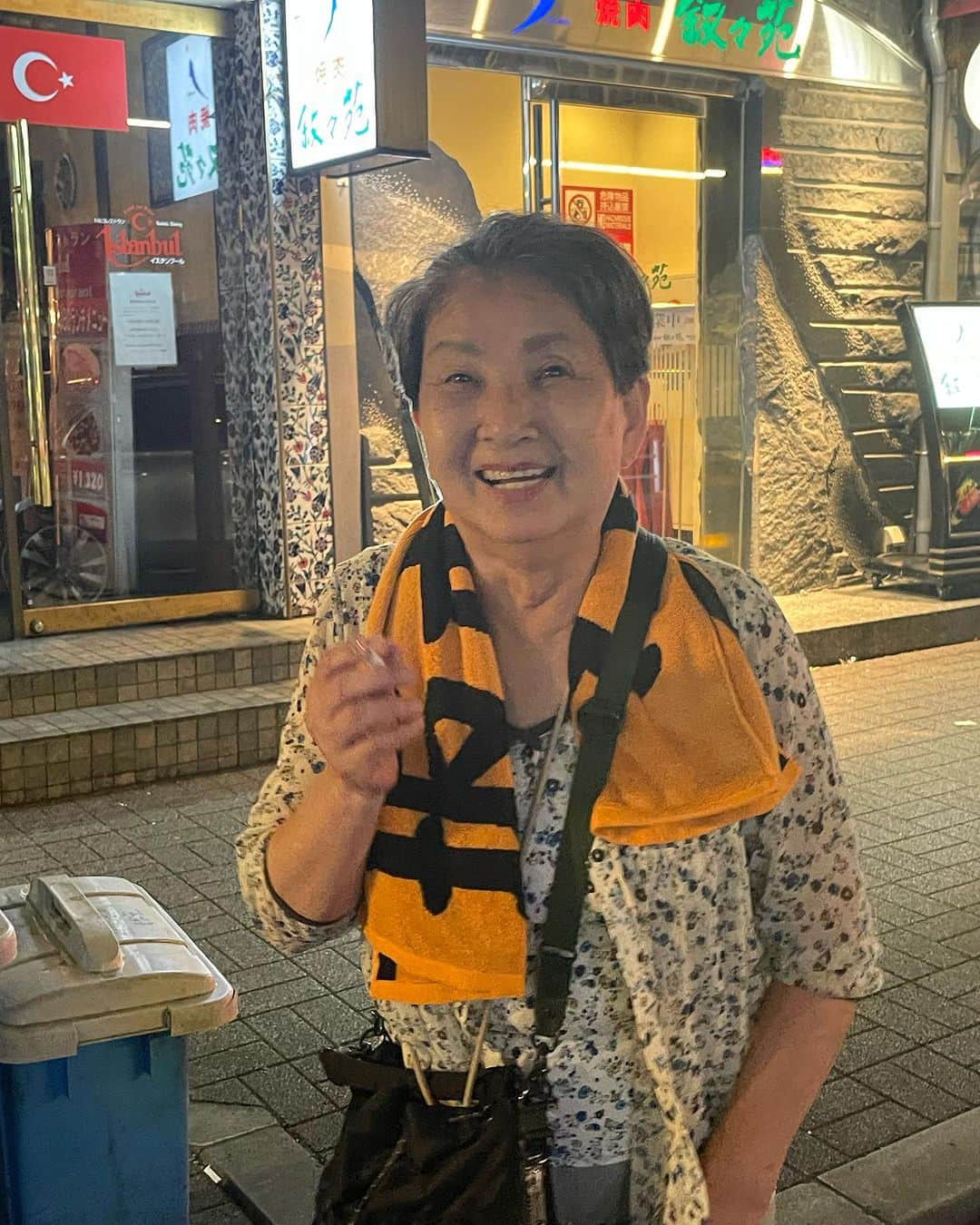 河井ゆずるさんのインスタグラム写真 - (河井ゆずるInstagram)「生まれも育ちも大阪やのに何故か昔から熱狂的なジャイアンツファンの母。  子供の頃テレビを観ながら『いつか東京ドームで試合観たいねんなぁ！』と言っていたのがずっと頭にあって、今日何とか念願叶って東京ドームにジャイアンツ戦を観に行ってきました。  ただ、今回広島カープの九里投手に色々とお世話になったので本当にそこだけが心苦しかったのですが笑 僕はカープを応援させてもらってたのですが、カープ側の席なんて何のその。むちゃくちゃジャイアンツ応援してました。  まぁでも少しは親孝行できたかな。  叙々苑で焼肉食べてお店出て2秒でタバコ吸うてた。  まだ長生きしそうか。  また行こうか。」7月12日 23時08分 - kawaiyuzuru