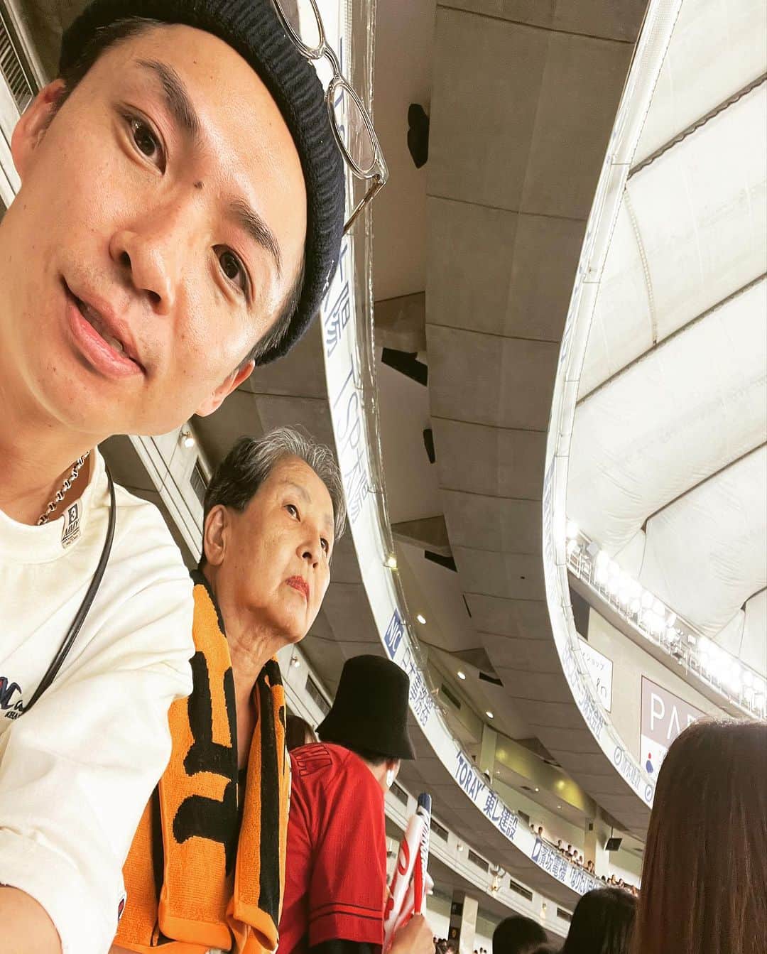 河井ゆずるのインスタグラム：「生まれも育ちも大阪やのに何故か昔から熱狂的なジャイアンツファンの母。  子供の頃テレビを観ながら『いつか東京ドームで試合観たいねんなぁ！』と言っていたのがずっと頭にあって、今日何とか念願叶って東京ドームにジャイアンツ戦を観に行ってきました。  ただ、今回広島カープの九里投手に色々とお世話になったので本当にそこだけが心苦しかったのですが笑 僕はカープを応援させてもらってたのですが、カープ側の席なんて何のその。むちゃくちゃジャイアンツ応援してました。  まぁでも少しは親孝行できたかな。  叙々苑で焼肉食べてお店出て2秒でタバコ吸うてた。  まだ長生きしそうか。  また行こうか。」